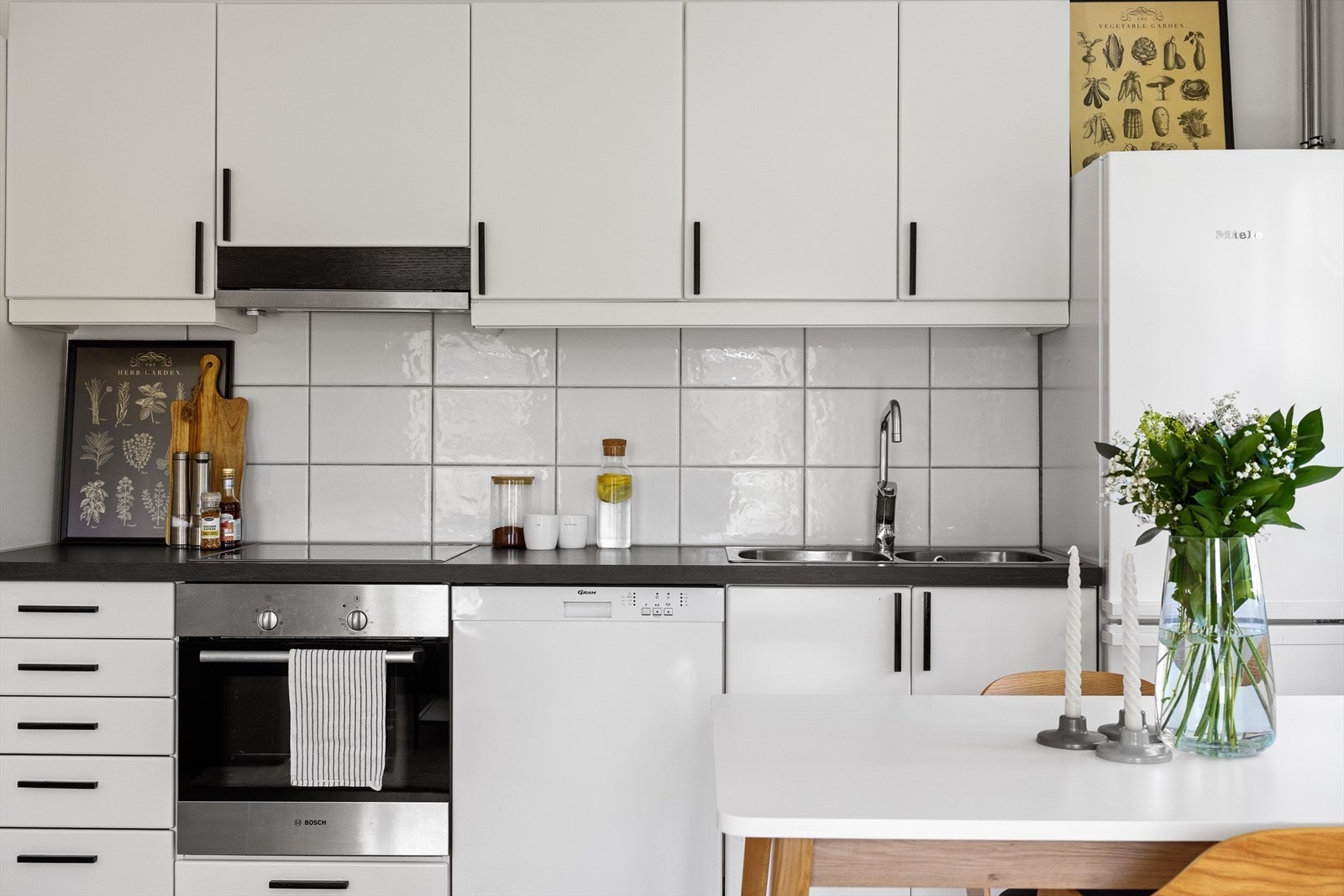 Utstyrt med integrert induksjonstopp, stekeovn og opplegg for frittstående hvitevarer. Galleribilde