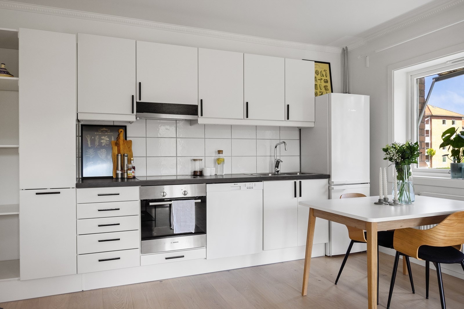 Innredningen er eldre, men ble montert opp i 2023 med ny laminat benkeplate. Galleribilde