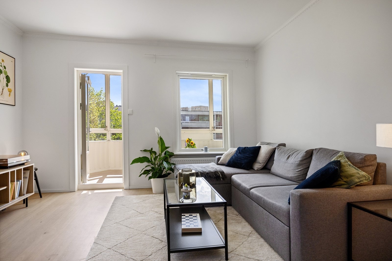 Stuen er lys og luftig med store vindusflater som sørger for rikelig med innslipp av naturlig lys. Galleribilde