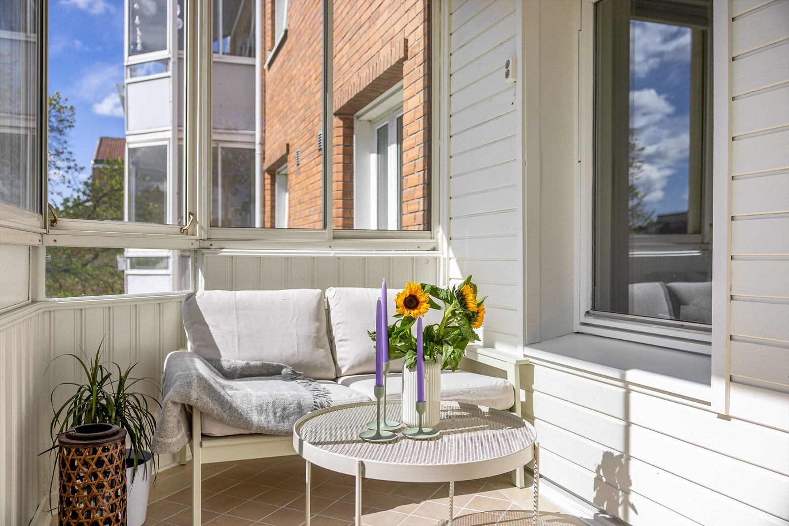 Her kan du enkelt skape en koselig uteoase med utemøbler, beplantning og en gassgrill. Galleribilde