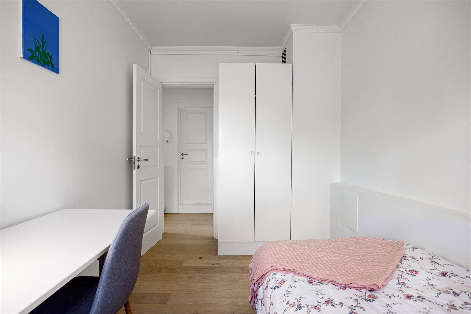 I tillegg byr rommet på gode oppbevaringsmuligheter med garderobeskap. Galleribilde