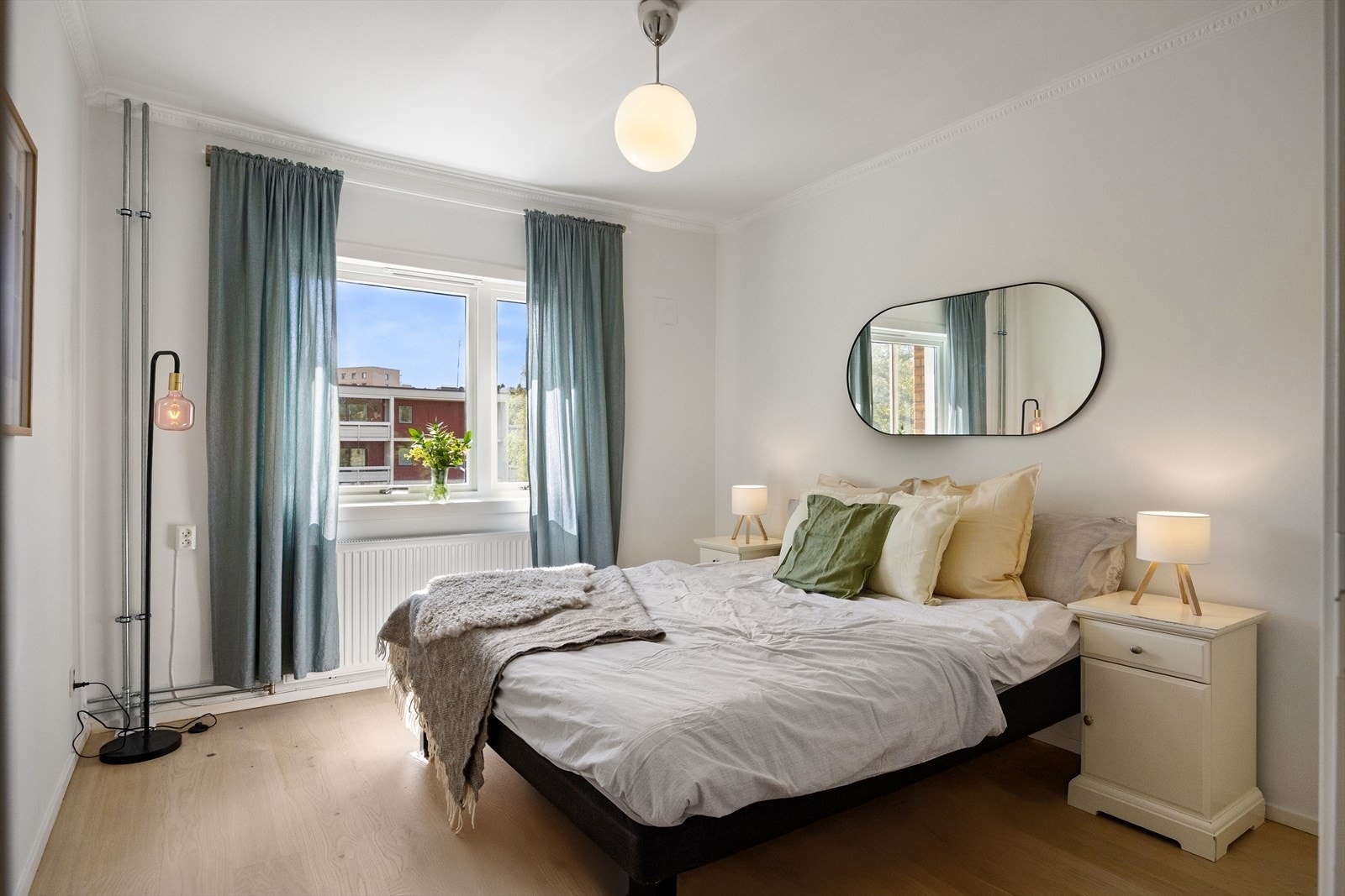 Hovedsoverommet er romslig, med plass til dobbeltseng, nattbord og tilhørende møbler. Galleribilde