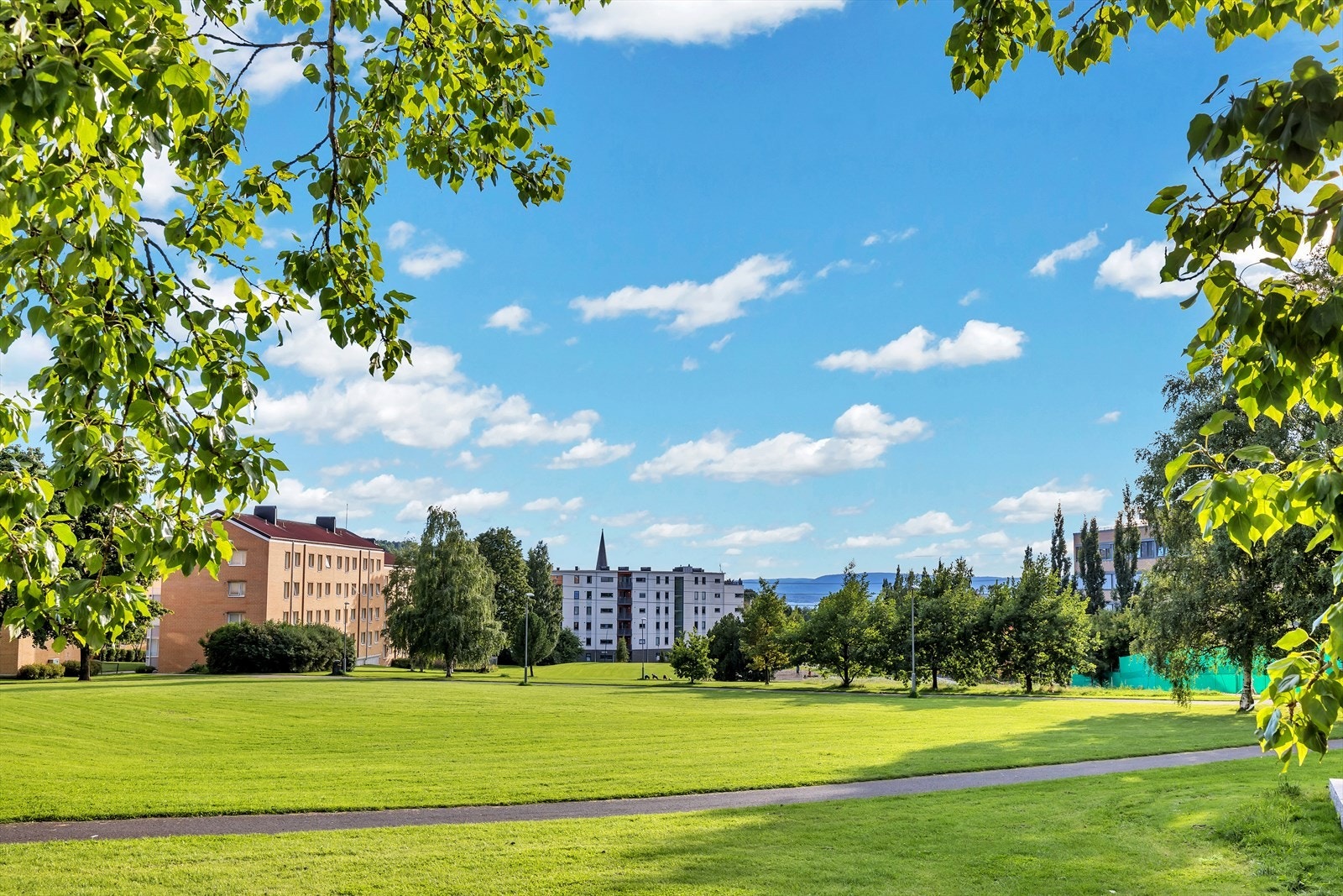 Etterstad - et rolig nabolag omgitt av grønne områder, med flotte turmuligheter og kort vei til både byens liv og naturskjønne omgivelser. Galleribilde