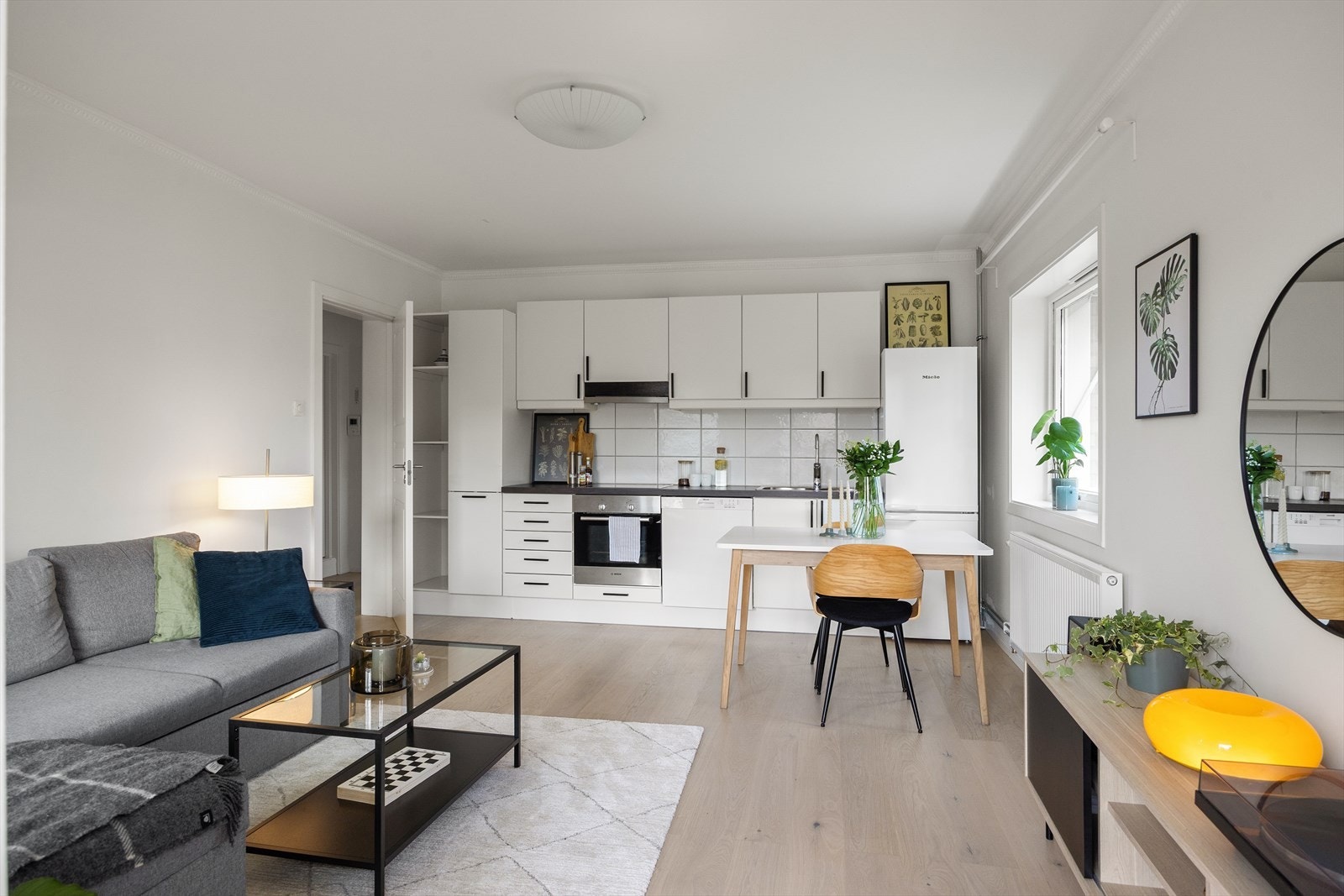 Pent og funksjonelt kjøkken med godt med skap- og benkeplass. Galleribilde