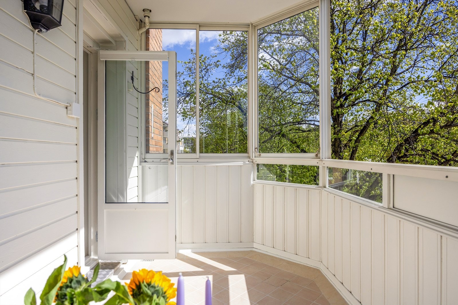 Balkongen gir også muligheten for ekstra skjerming på de kjøligere dagene, og kan brukes som et lyst og komfortabelt rom året rundt. Galleribilde