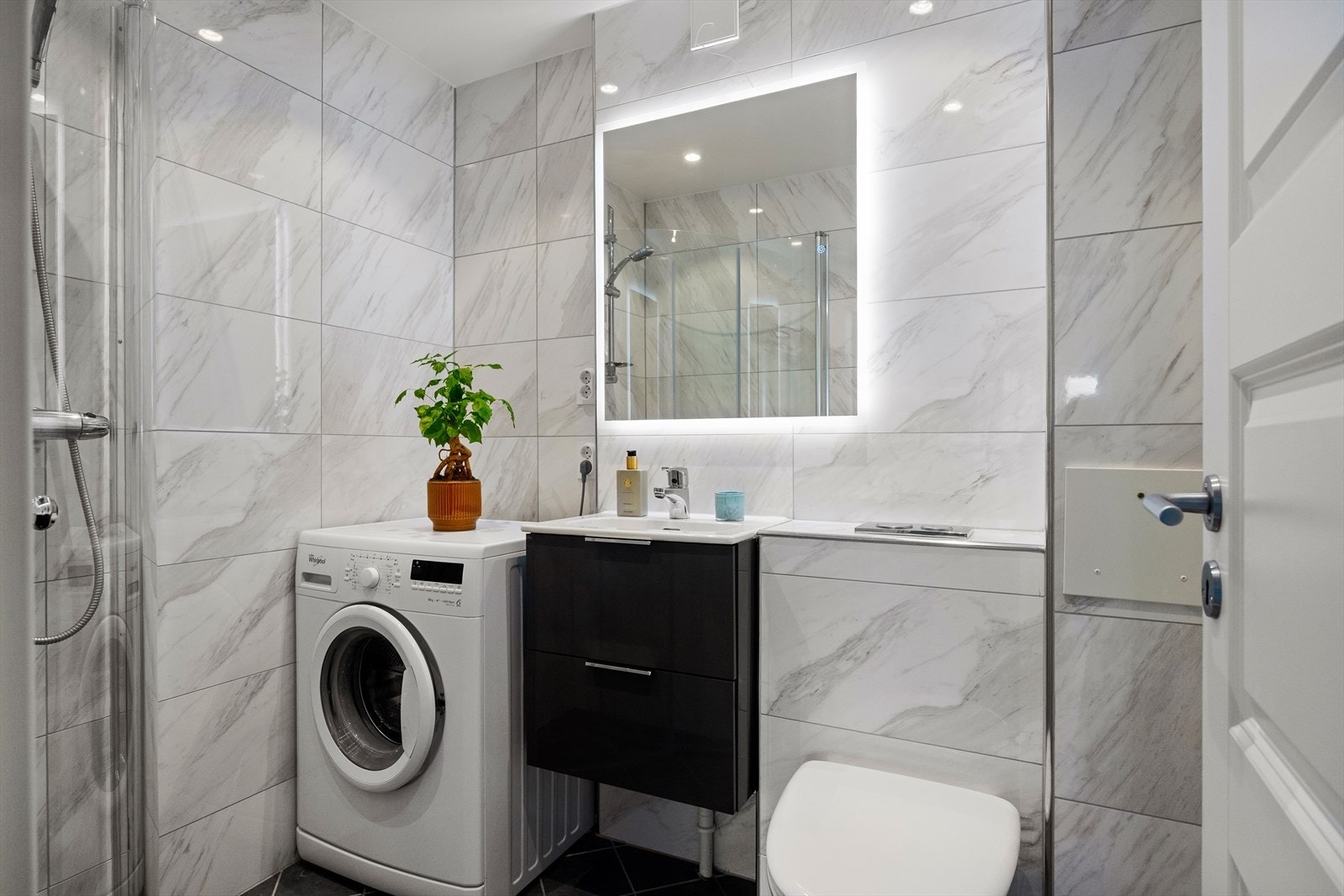 Delikat flislagt baderom med gulvvarme og downlights, oppusset februar 2025. Galleribilde