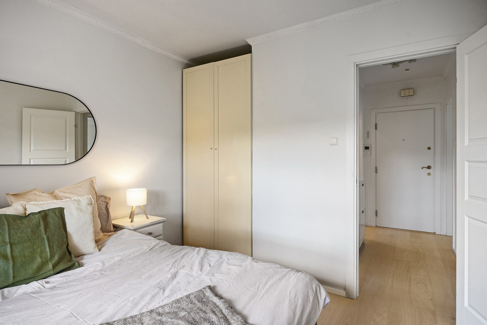 Rommet byr på gode oppbevaringsmuligheter med garderobeskap. Galleribilde