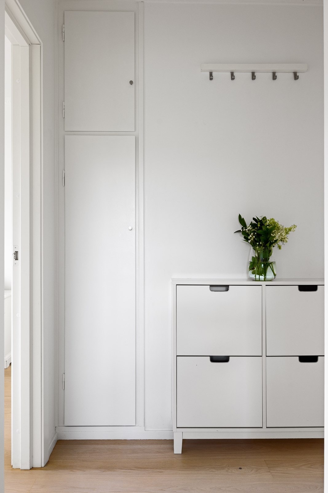 Her finner du praktiske oppbevaringsmuligheter i et plassbygd garderobeskap som holder gangen ryddig og organisert. Galleribilde