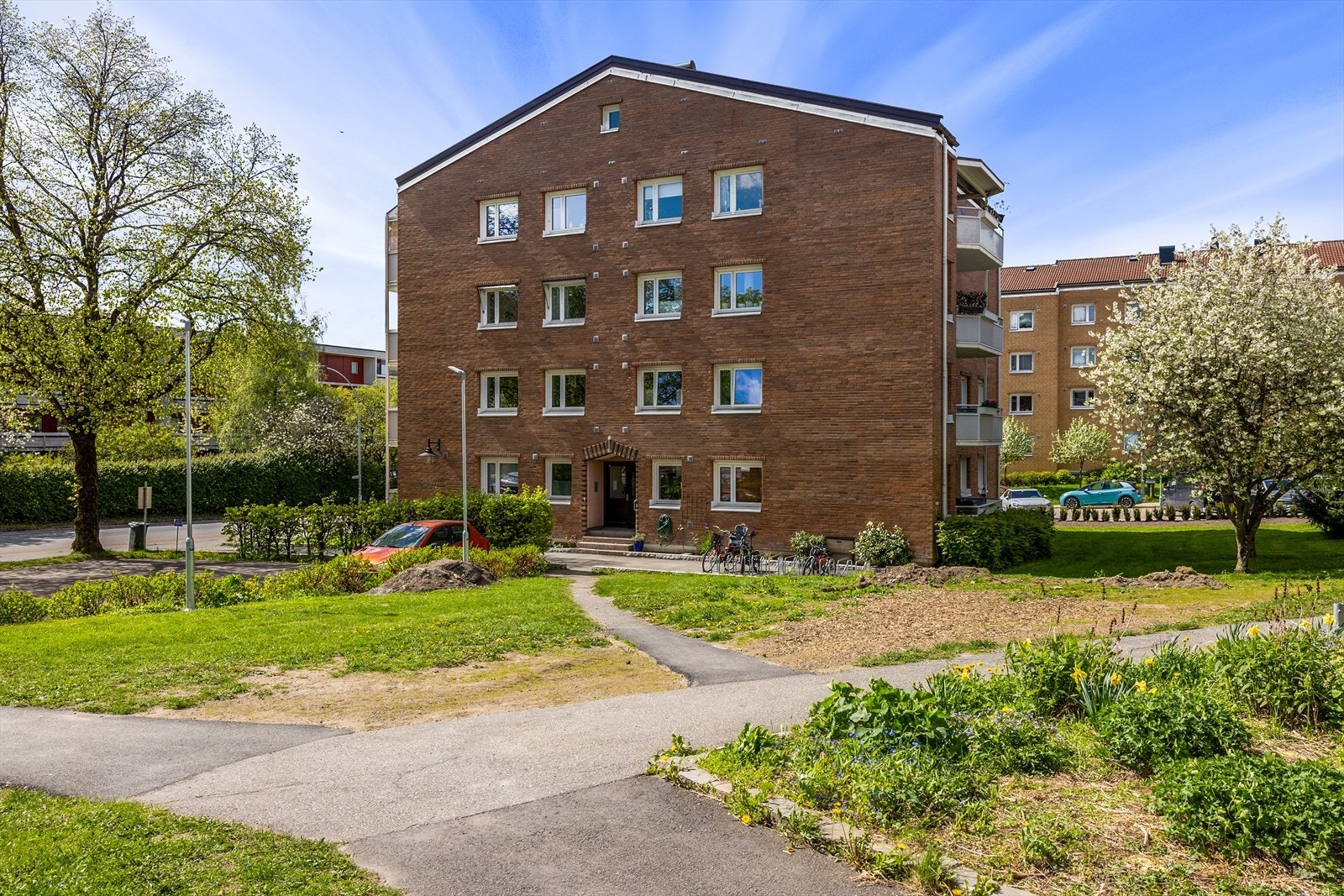 Borettslaget har totalt 110 parkeringsplasser, hvorav 61 faste plasser som kan leies ut etter venteliste. Av disse er 4 plasser spesielt tilrettelagt for elbiler, med ladestasjoner for praktisk lading. Galleribilde