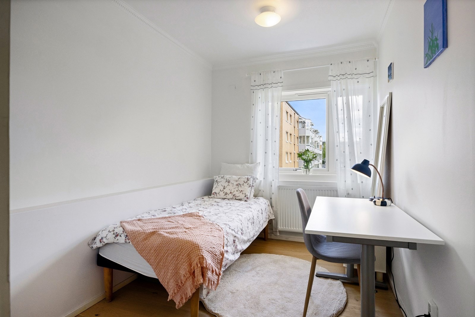 Soverom 2 er også romslig og har plass til både seng og øvrige møbler. Det er et allsidig rom som passer perfekt som barnerom, gjesterom eller hjemmekontor, tilpasset dine behov. Galleribilde