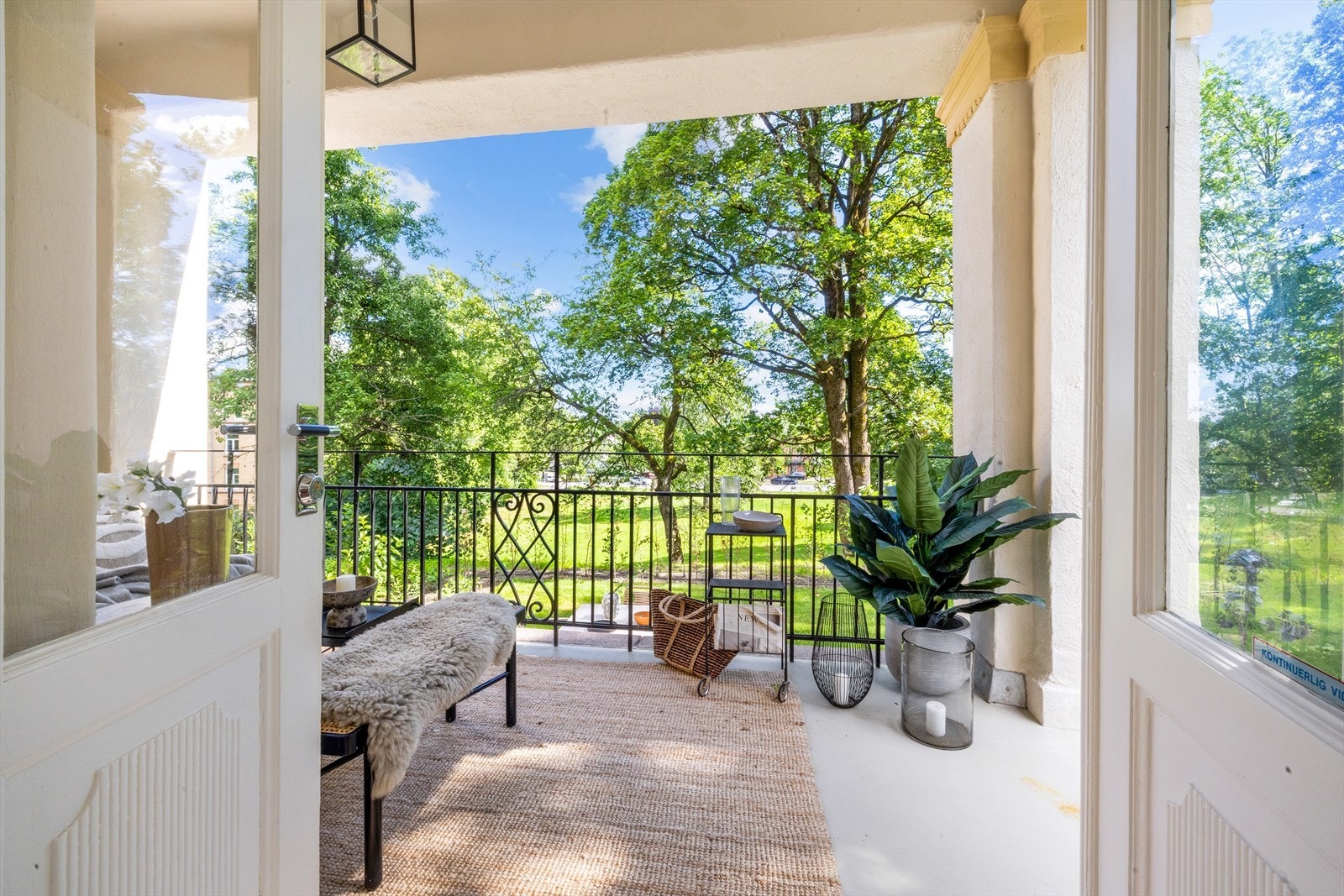 Fra leiligheten er det utgang til sydvestvendt loggia med trapp ned til de flotte utearealene Galleribilde