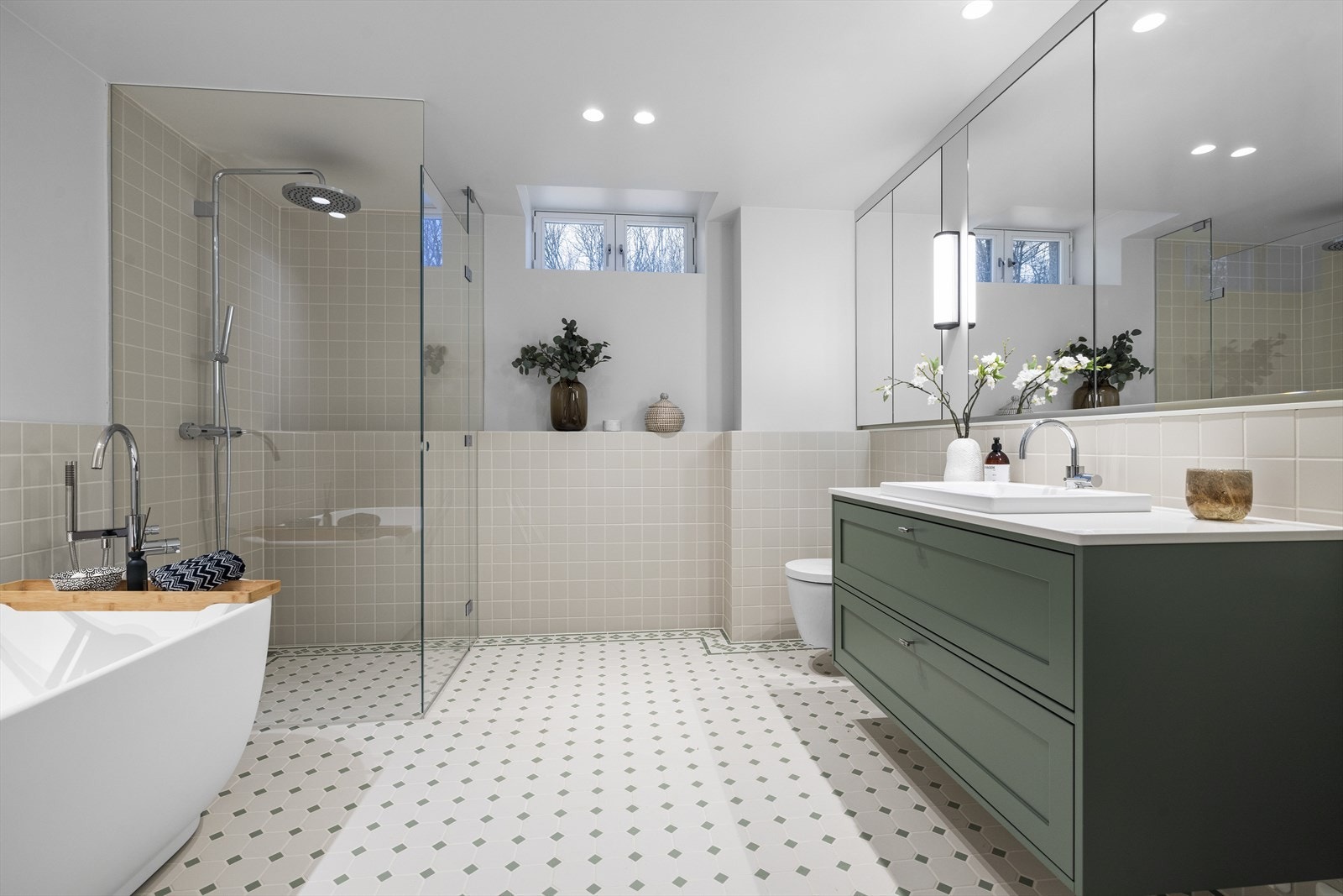 Badene har generelt en høy grad av komfort. Dette er lyse og freshe bad, med kombinasjoner og kontraster mellom det klassiske, det stramme og det moderne Galleribilde