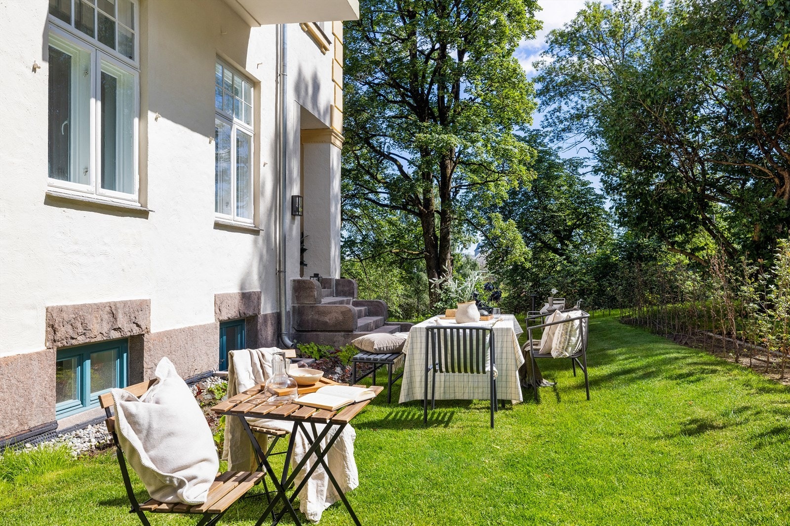 Leiligheten disponerer en stor og skjermet tomtedel på byggets sydvest- og sydøstside Galleribilde