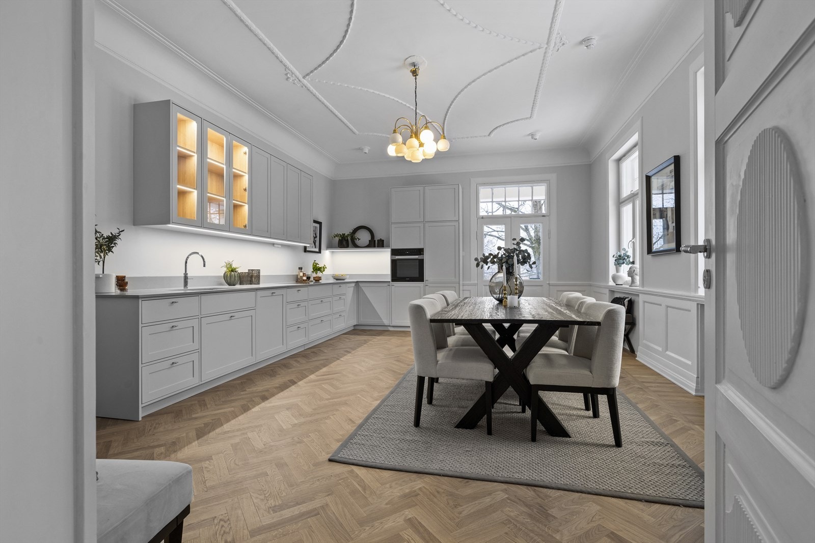 Kjøkkenet er levert av Håndverkeriet Interiør og Design. Interiørarkitekt Mariann Paulsen beskriver det som "et skandinavisk kjøkken, en moderne versjon av det klassiske kjøkkenet." Galleribilde