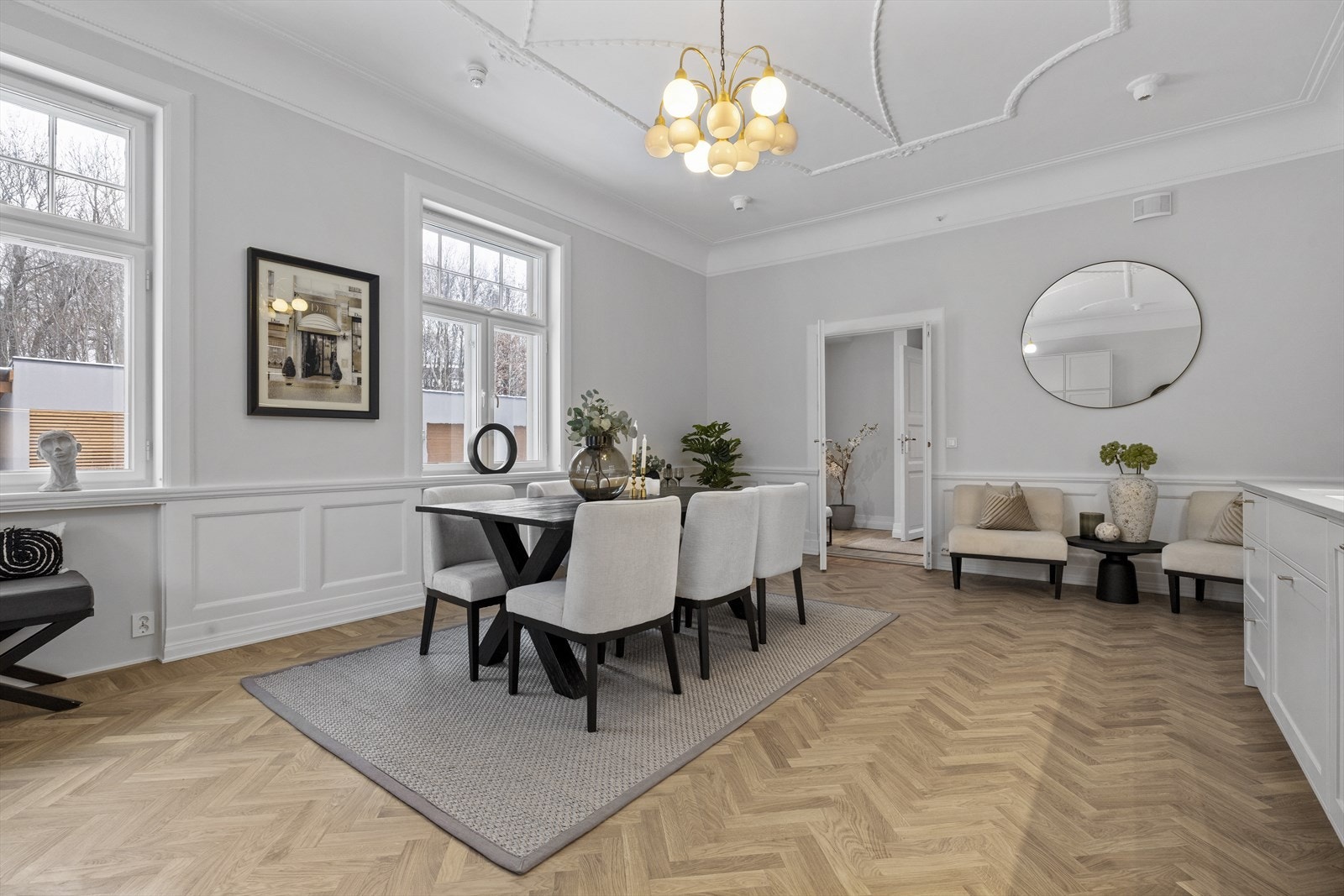 "Vi ønsker at kjøkkenet skal være et sosialt rom med god plass til et stort spisebord. I tillegg kan du nyte unike kvaliteter i form av høy himling, og originale stukkaturer, listverk og utvendig vindu." (Marie F. Teilman, interiørarkitekt) Galleribilde