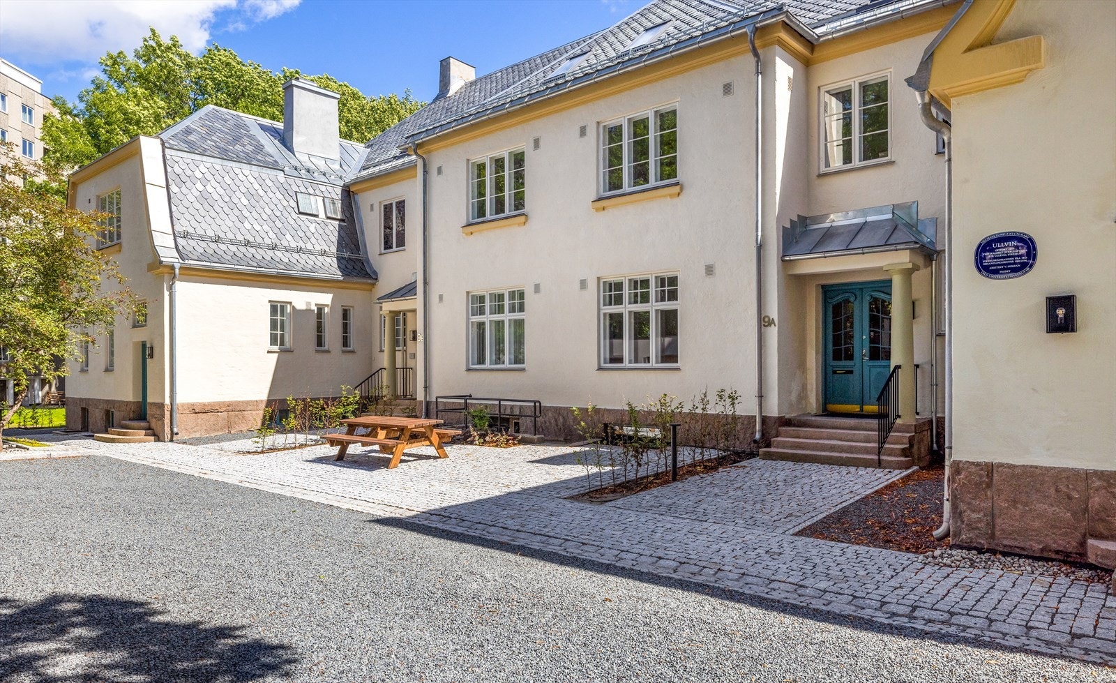 Villa Ullvin ligger landlig men samtidig sentralt til. Umiddelbar nærhet til det aller meste; bakerier, kaféer, restauranter, treningssentre, tennisbaner, kollektivtilbud, blomsterhandler og flere spesialbutikker Galleribilde