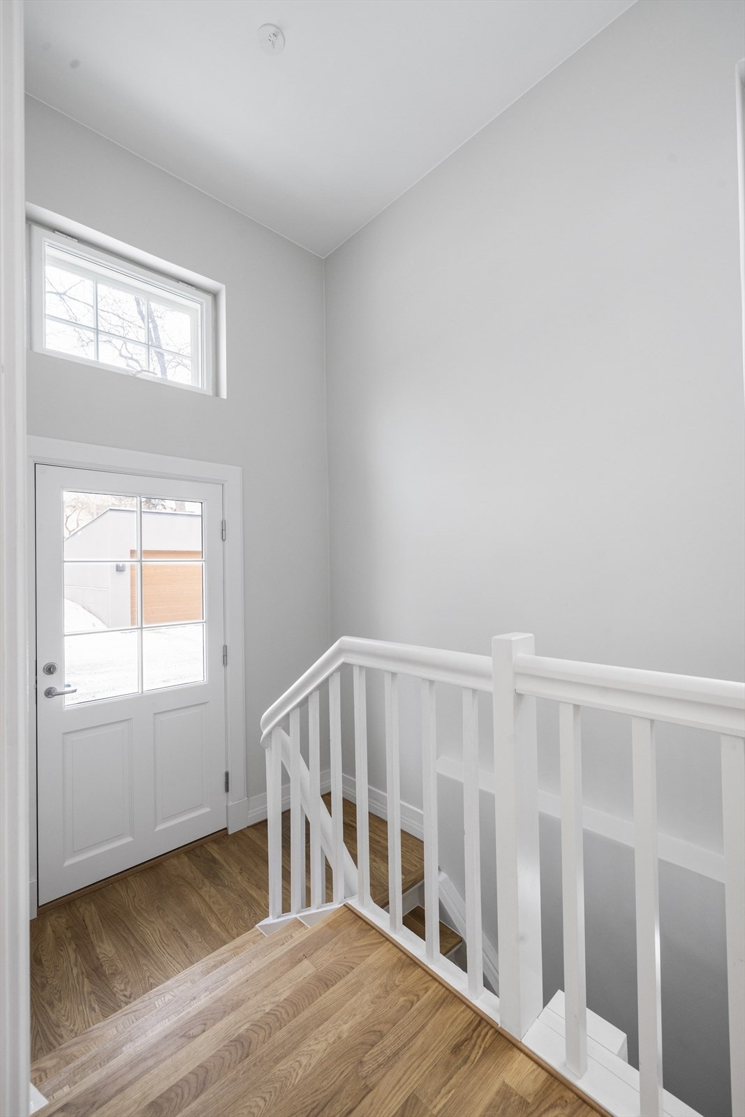 Trapp ned til underetasjen. Praktisk utgang til gårdsplass fra trapperepos Galleribilde