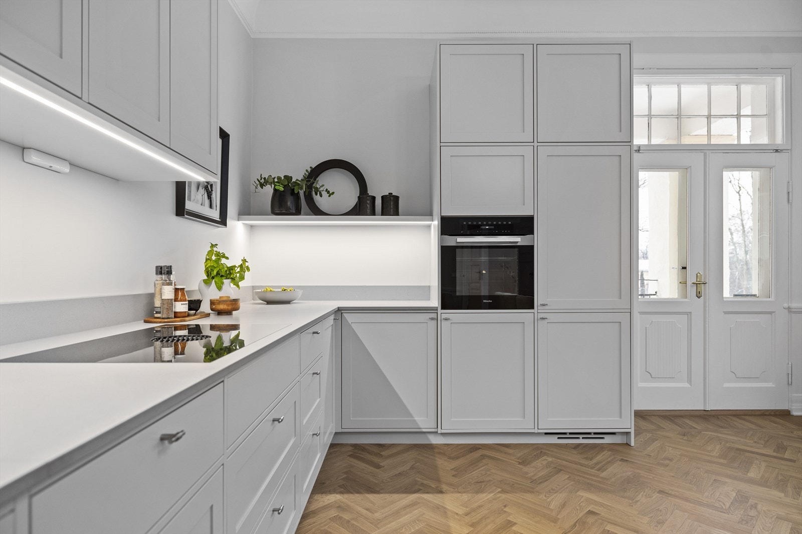 "Vi har ikke fylt kjøkkenveggene med skap helt opp til taket - vi lar rommene puste ved å bare la overskapene henge fritt." (Mariann Paulsen) Galleribilde