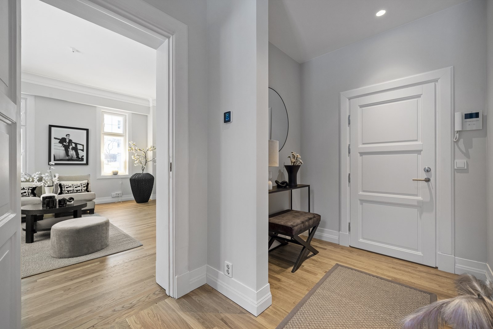 Romslig gang med avsatt plass til garderobe Galleribilde