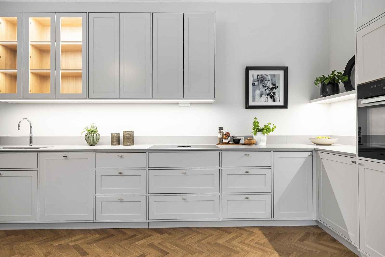 Sjenerøst kjøkken med svært god plass til oppbevaring Galleribilde