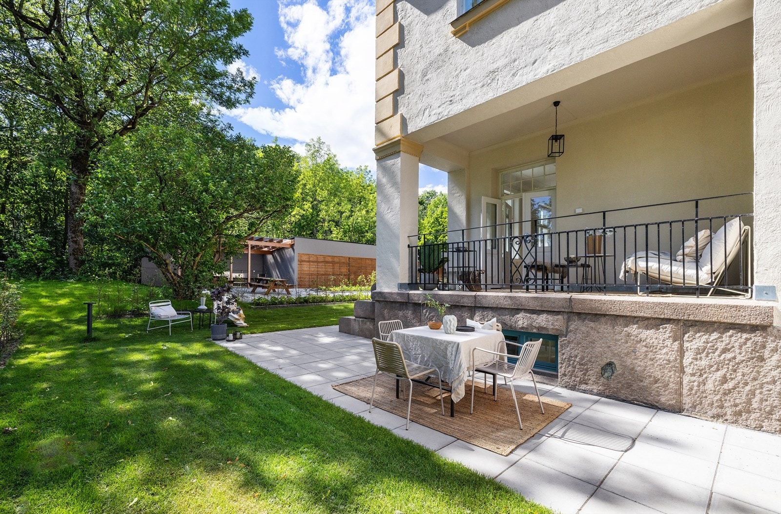 De skjermede og trivelige private uteplassene sørger for at villaens grøntareal fremstår som en sjenerøs videreføring av hagebyens attraktive karakter Galleribilde