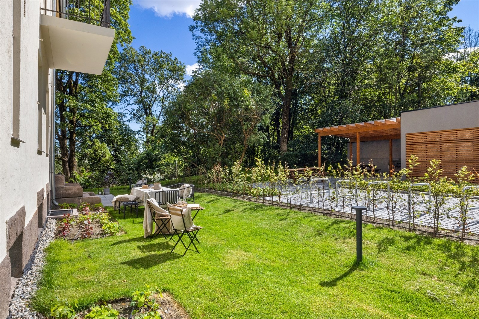 I tillegg til den private delen av tomten som seksjoner disponerer eksklusivt, er det utendørs flere sosiale fellesområder, blant annet en felles spiseplass med pergola og en egen bocciabane Galleribilde