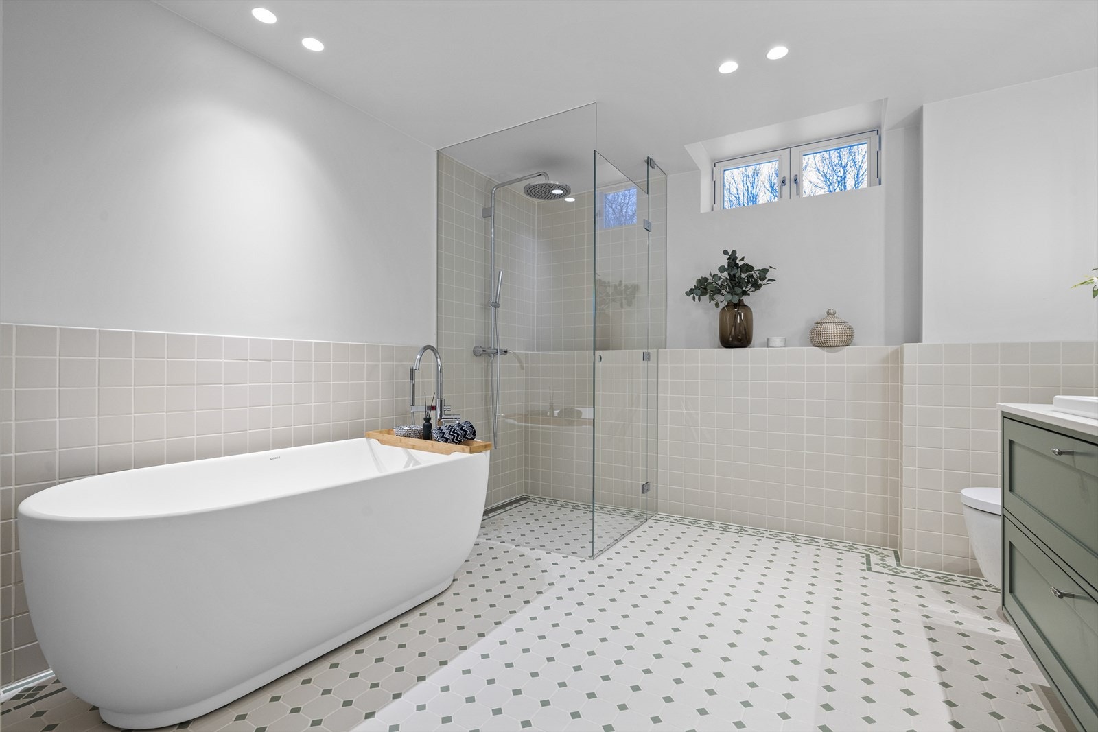 Badene har armaturer av høy kvalitet med myke og klassiske former, fra tyske Dornbracht Galleribilde