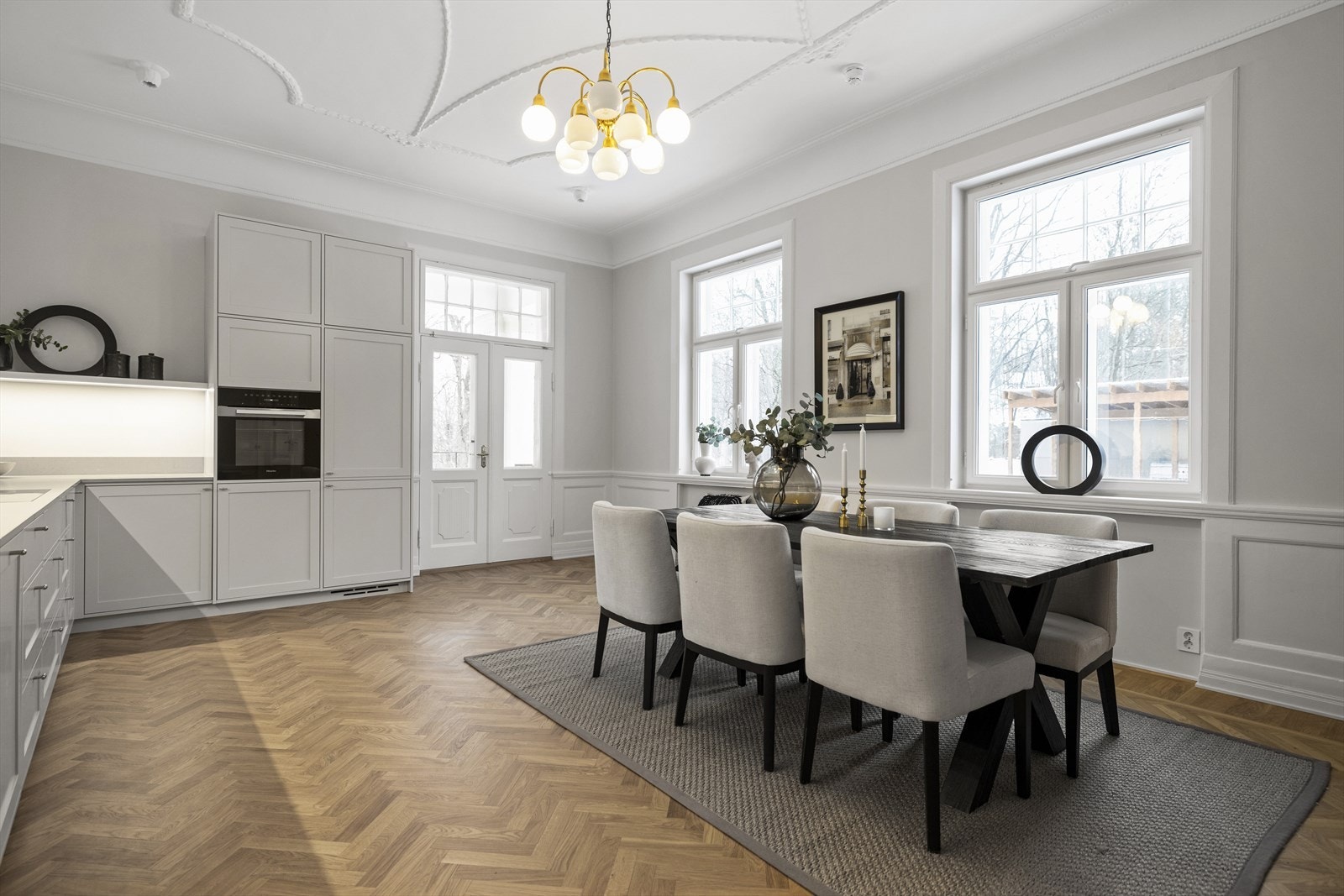 Det er installert trådløst Xcomfort system for lyskilder og varmesløyfer i gulvene. Systemet er tilrettelagt for appstyring via mobile enheter, i tillegg til dimmere og termostater. Xcomfort er kompatibelt med plattformer som Google Home, Apple og Amazon Galleribilde