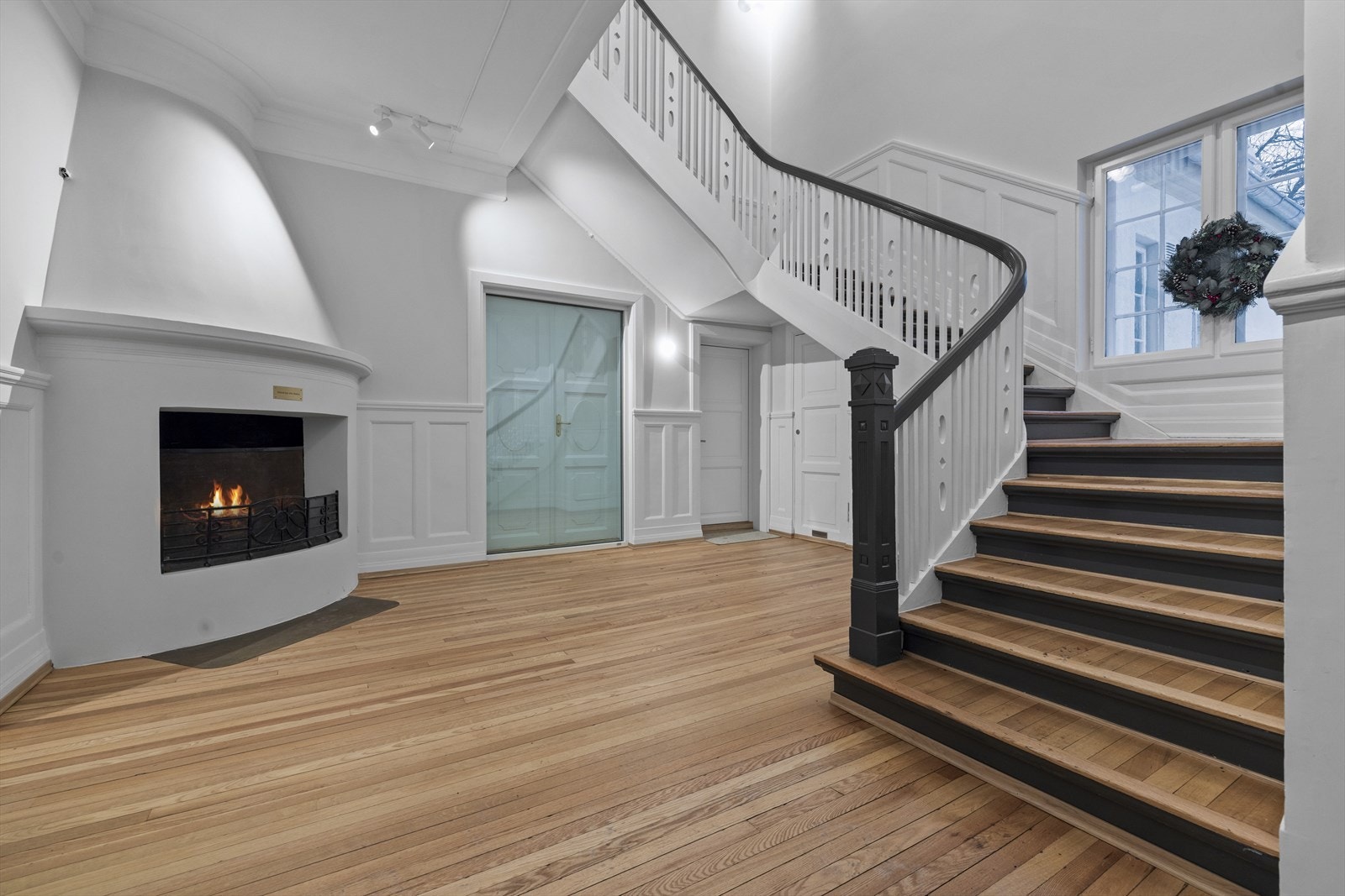 Bygget har et ærverdig gammelt inngangsparti med flotte tregulv og luftig takhøyde. Dørene som tidligere ledet inn til leilighetene vil byantikvaren bevare, og disse dørene er sikret med en glassfasade for å sikre lyd- og brannkrav Galleribilde