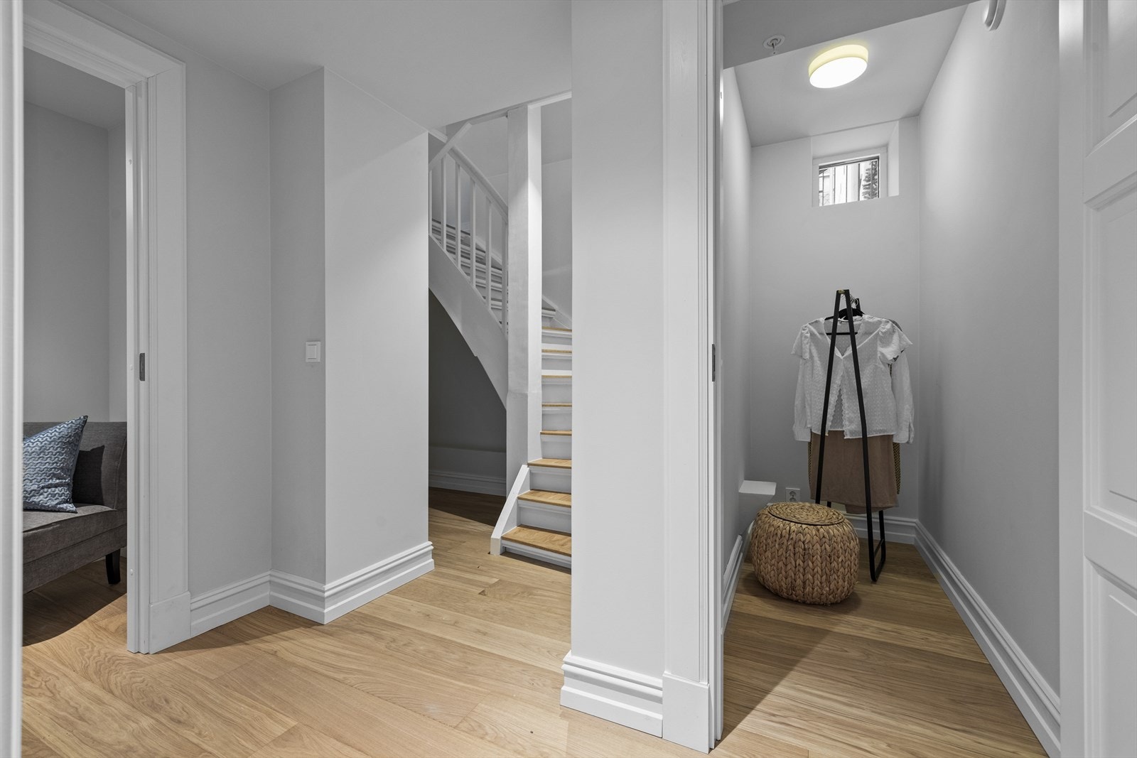 I leilighetens underetasje finnes et stort soverom med walk-in garderobe og eget tilhørende bad. I tillegg to soverom samt stort bad 2/vaskerom. God lagringsplass i to gode boder Galleribilde