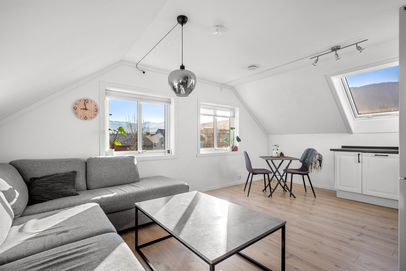 Stue med plass til å møblere med sofagruppe. Galleribilde