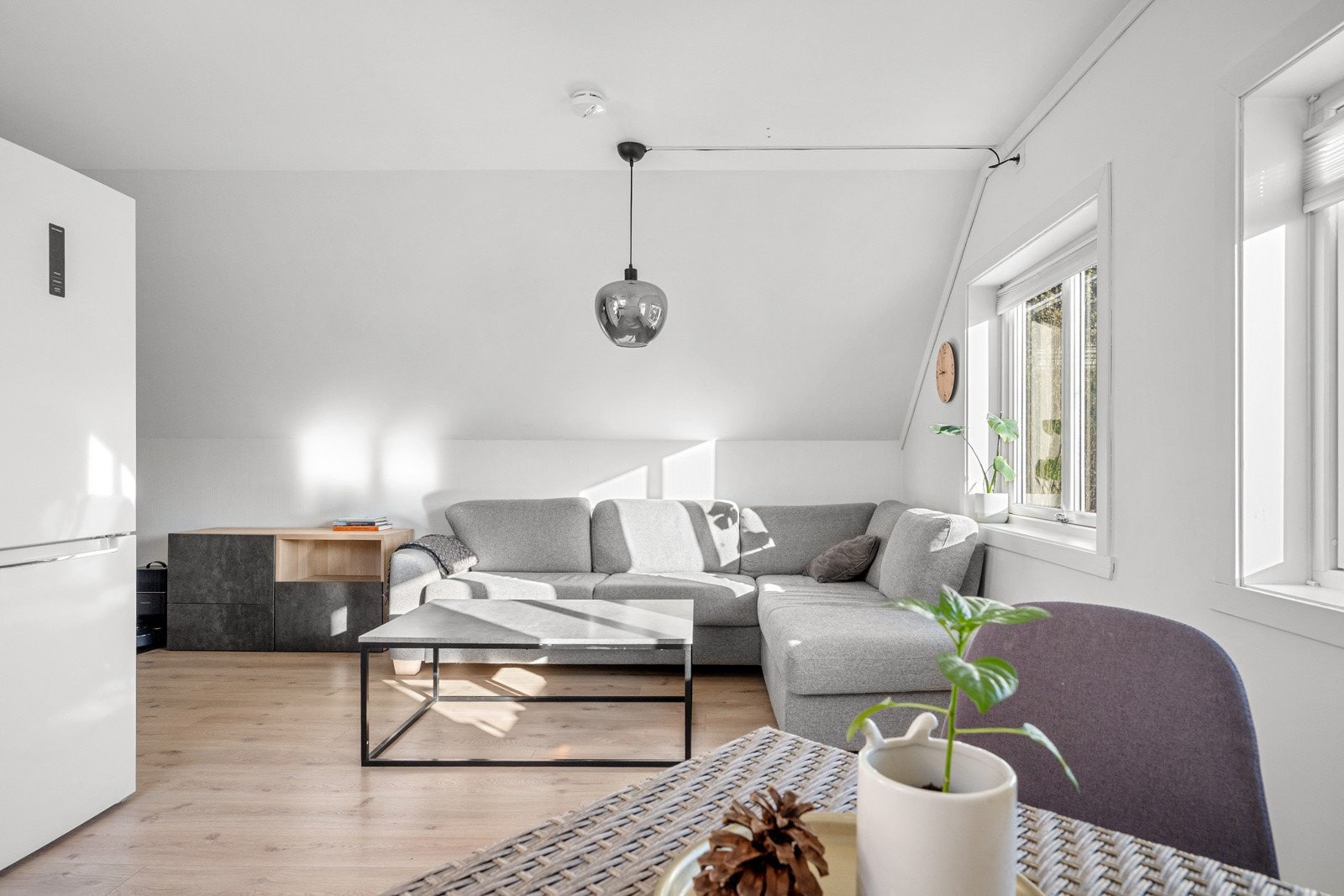 Stue og kjøkken ligger i åpen løsning. Galleribilde