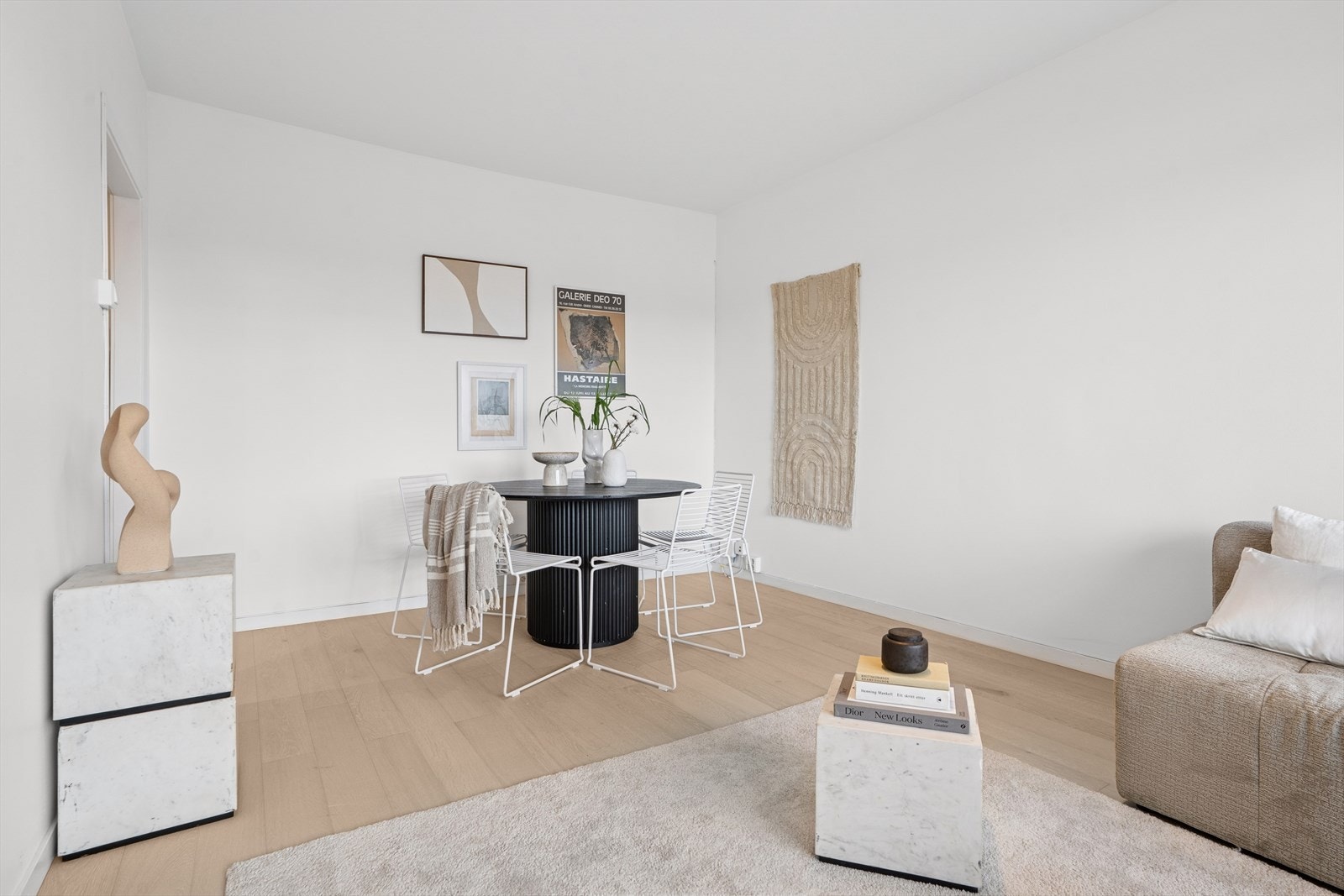 Det er god plass til spisebord i stuen så har kan man invitere til hyggelig middag! Galleribilde