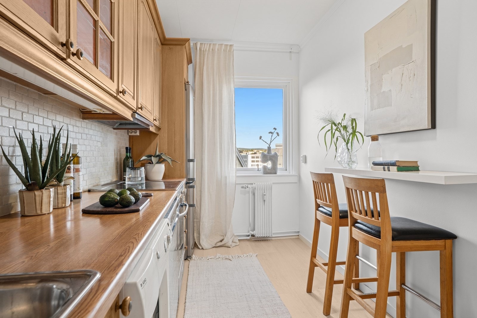 Kjøkkenet har rikelig med skap- og benkeplass. Hvitevarer medfølger Galleribilde