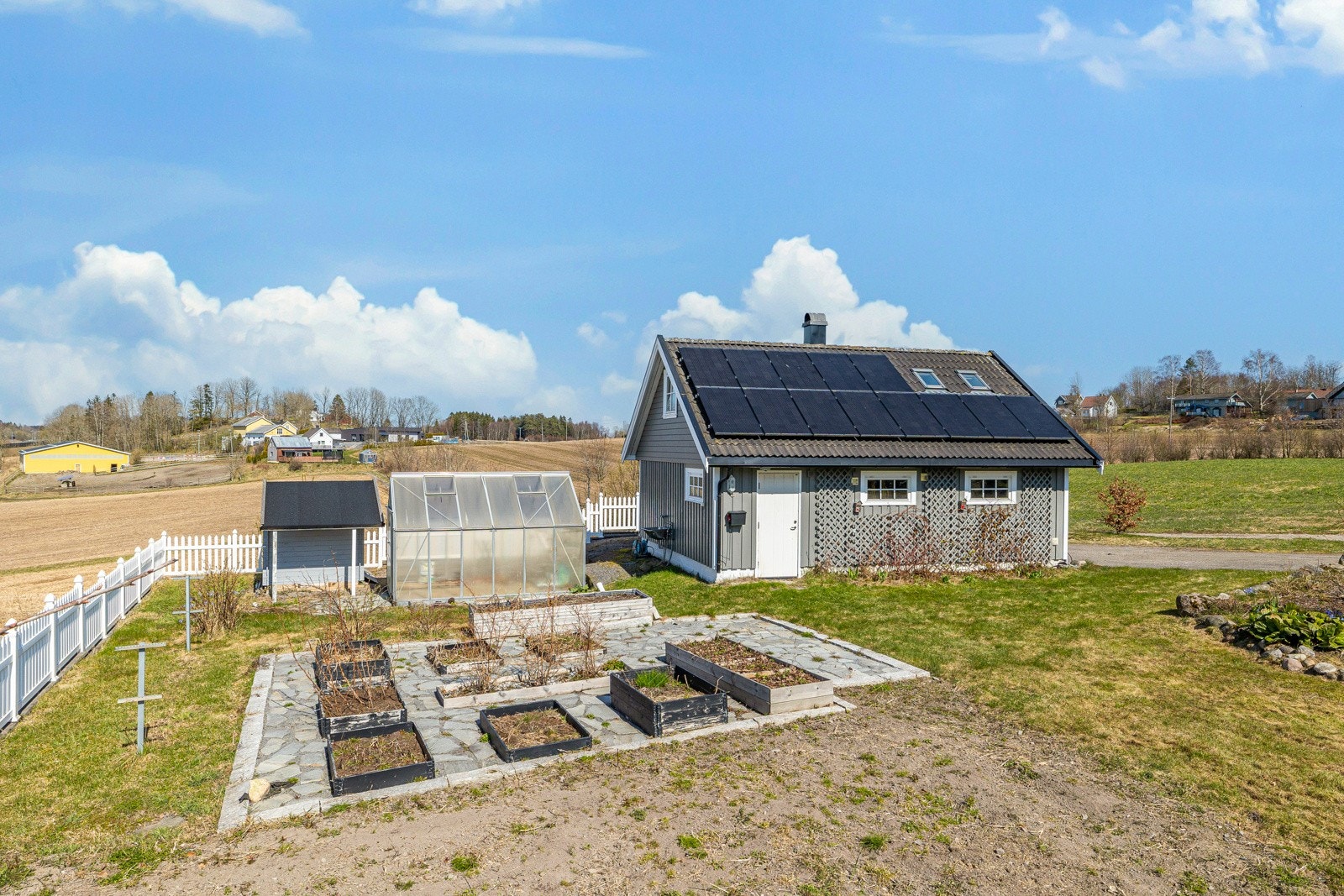 Solcellepanel tilkoblet boligen montert på garasjetak. Galleribilde