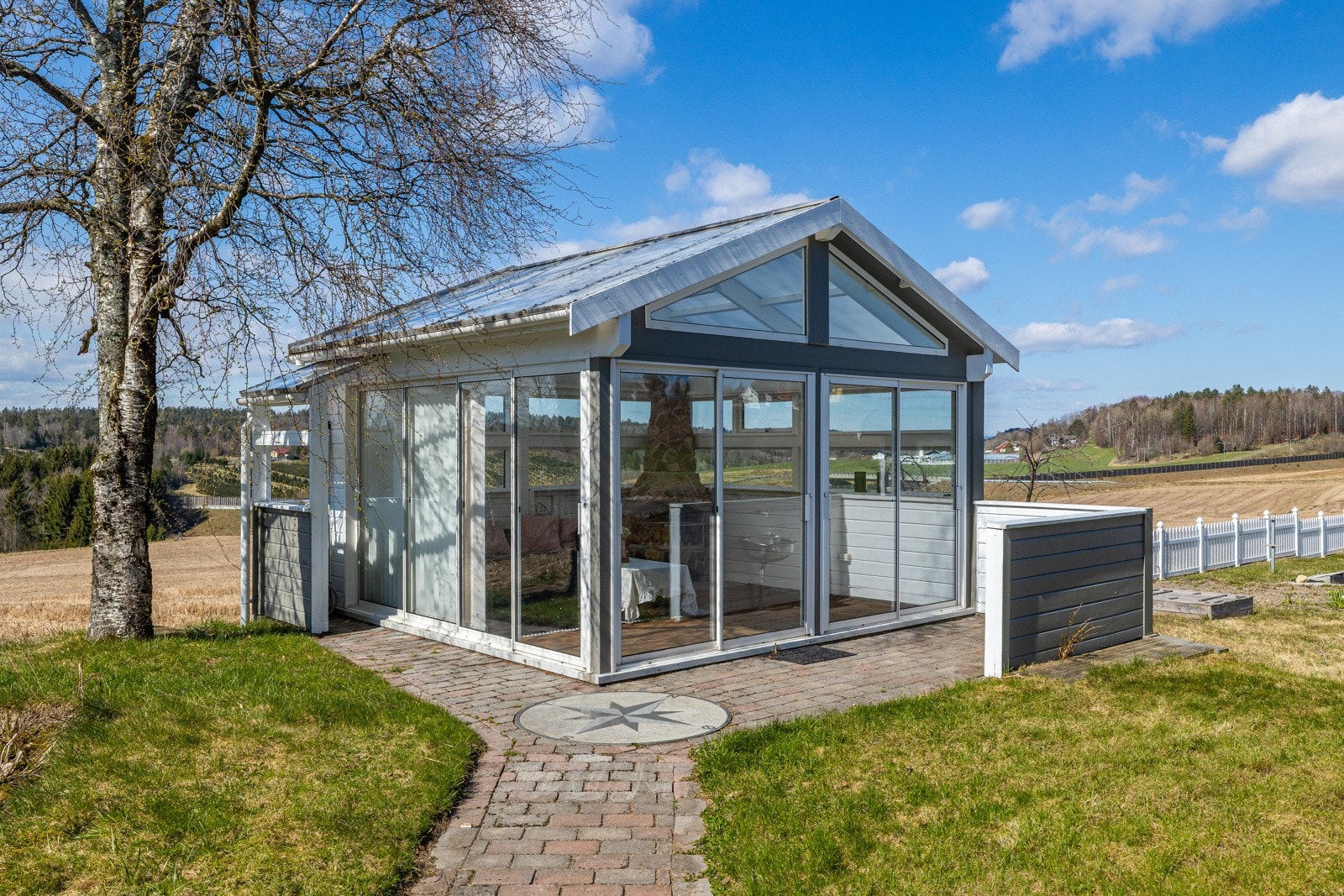 Flotte solrike uteplasser med bl. annet drivhus, hagedam, sommerstue, terrasser, etc. Galleribilde