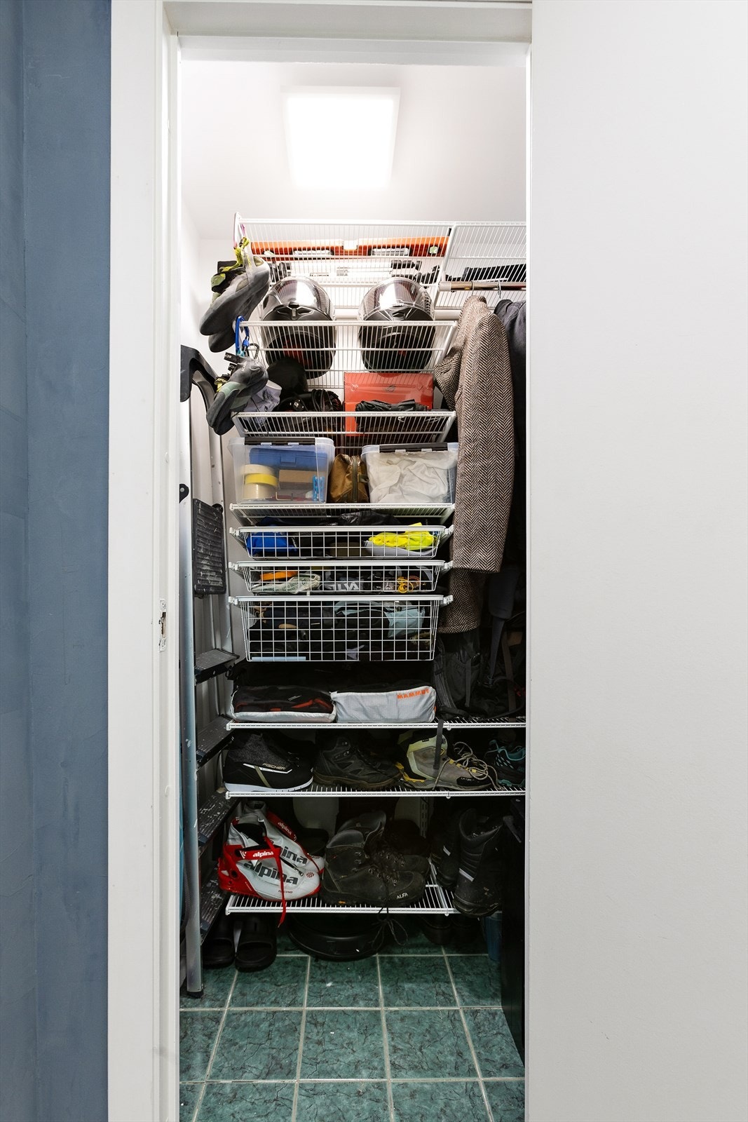 Fra entreen er det adkomst til en praktisk bod med nytt garderobesystem Galleribilde