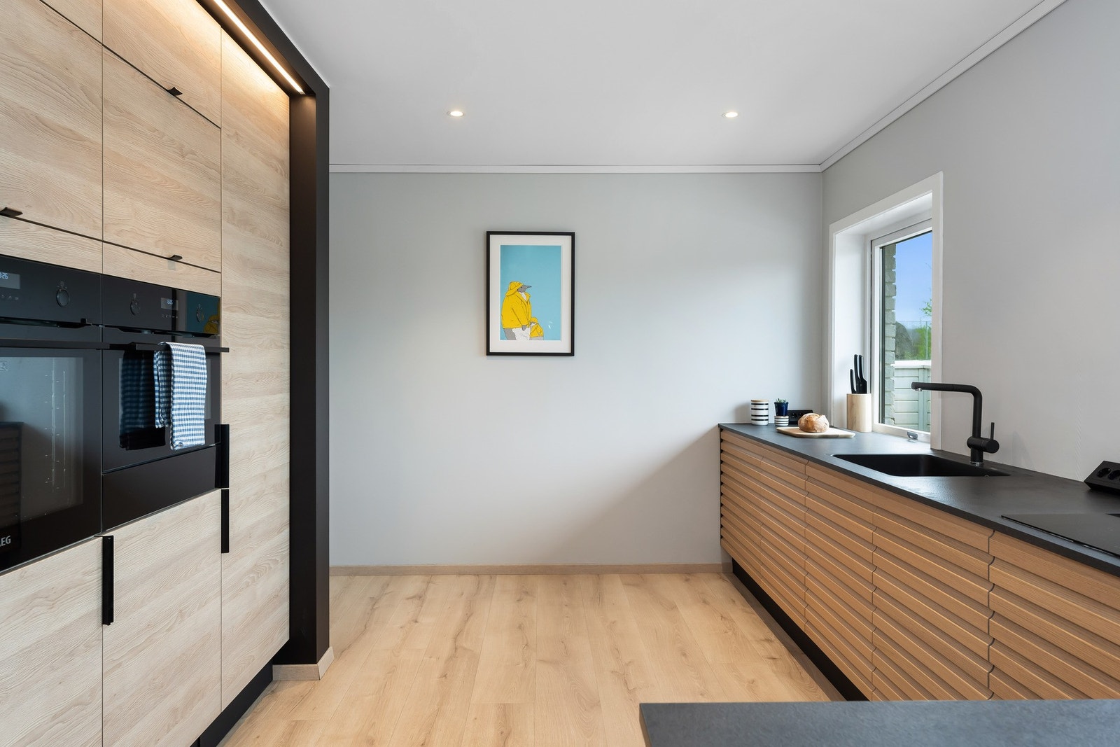 Kjøkkenet har både slette og profilerte fronter, samt laminat benkeplate. Galleribilde