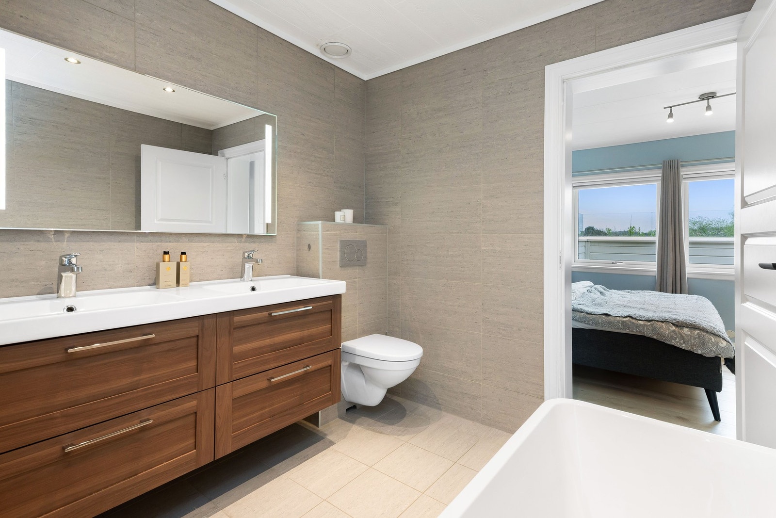 Badet er helfliset og har oppvarming med varmekabler i gulvet. Galleribilde