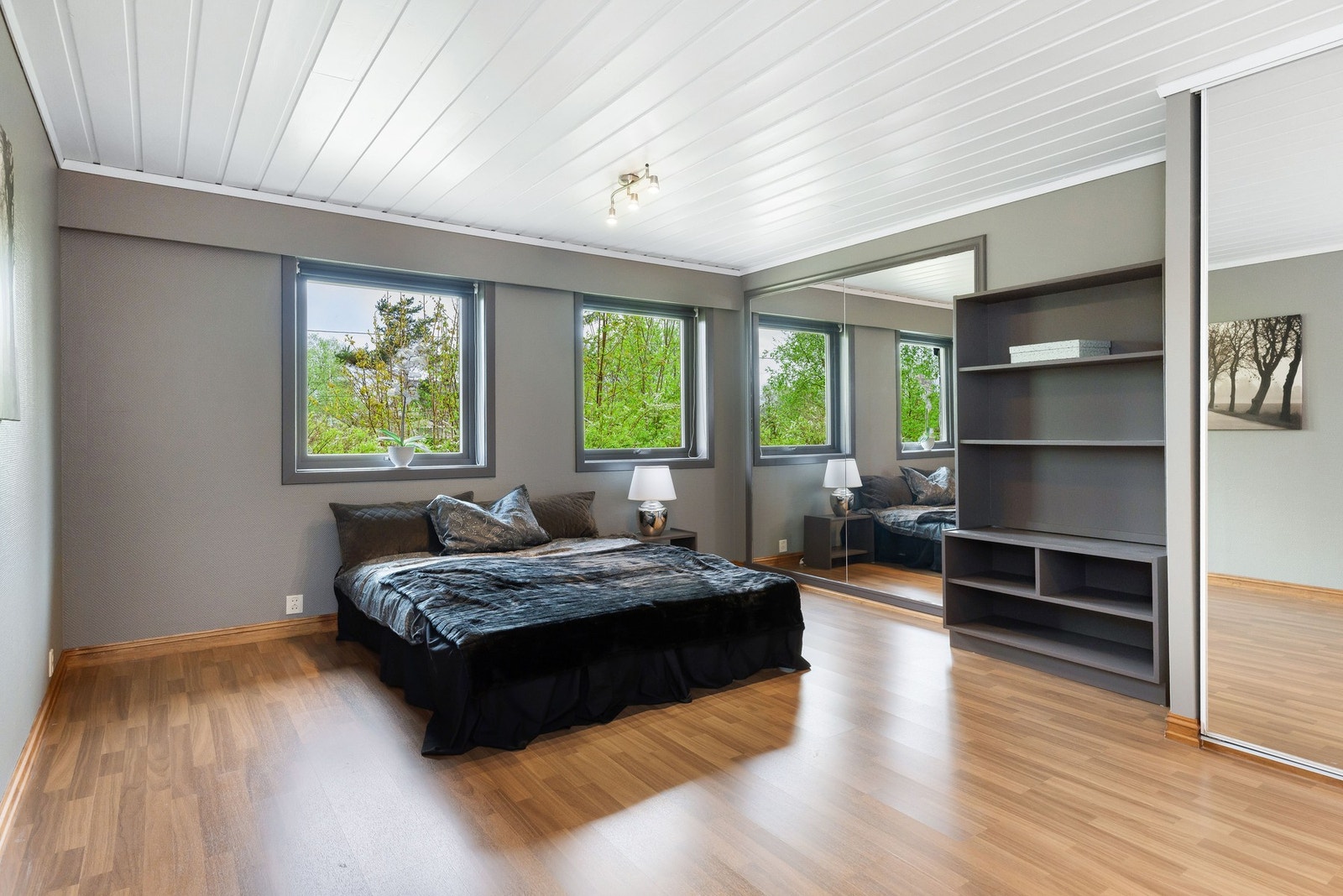 I 1. etasje finner du ytterligere 2 soverom. Galleribilde