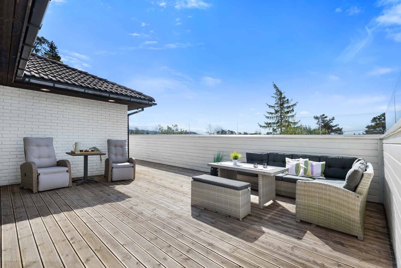 Med et areal på hele 61,5 m² er det enkelt å innrede med alt en måtte ønske av utemøblement. Galleribilde