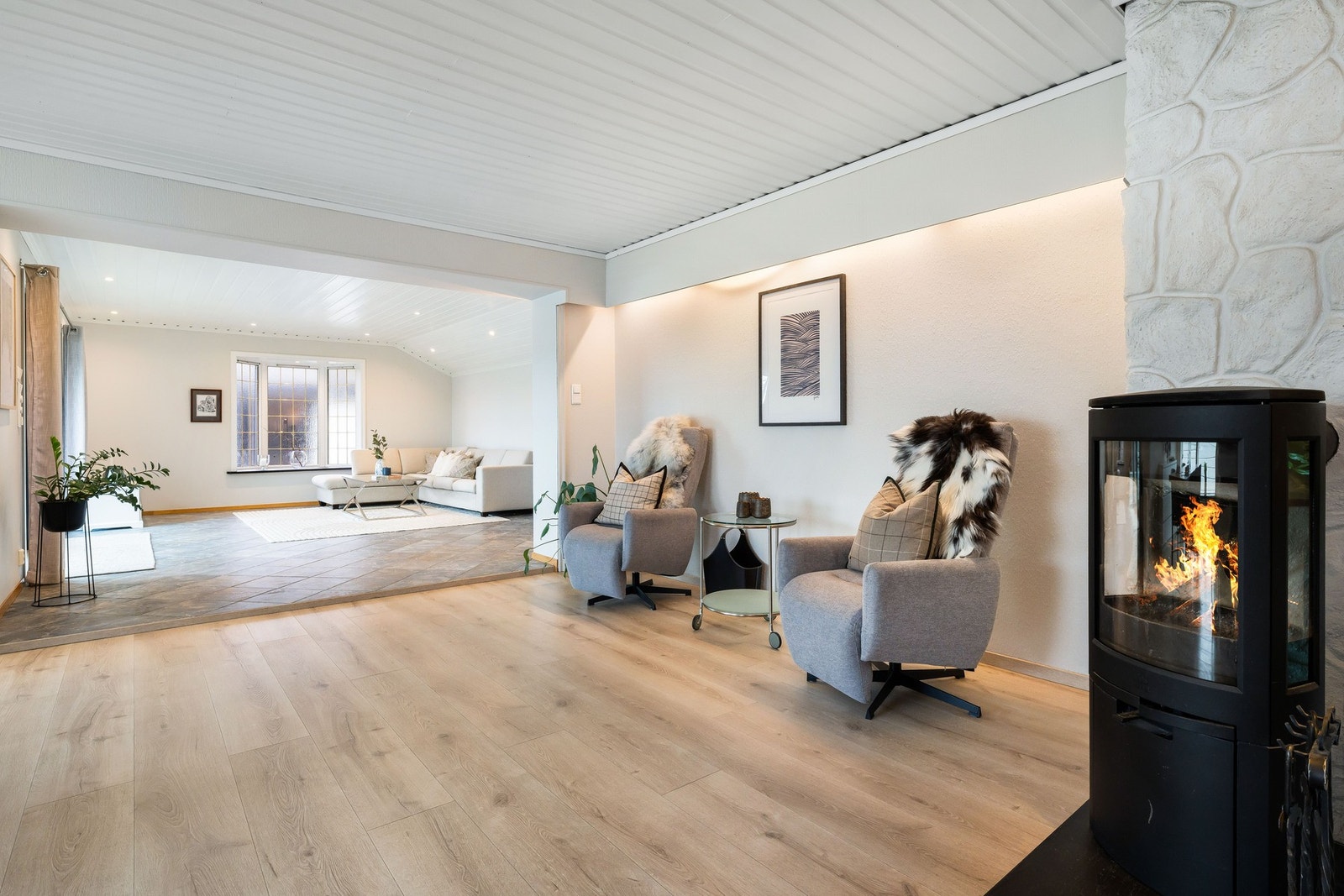 Lyskasser og spotter i himlingen lyser godt opp på kveldstid. Galleribilde