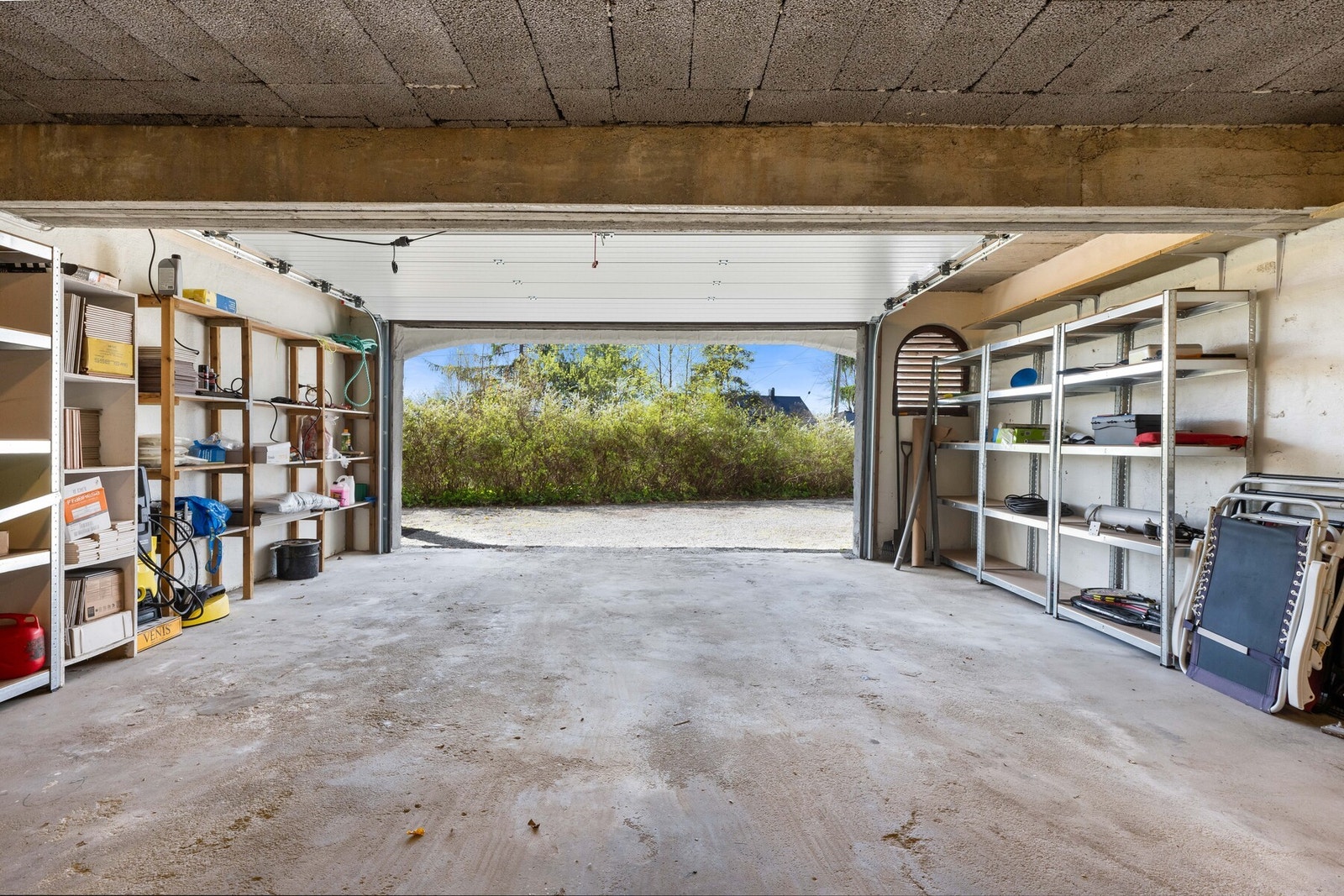 Garasjen har rikelig med lagringsplass. Galleribilde