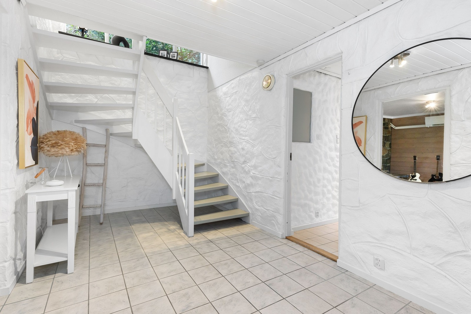 Romslig hall innenfor entréen, med godt med oppbevaringsplass. Galleribilde