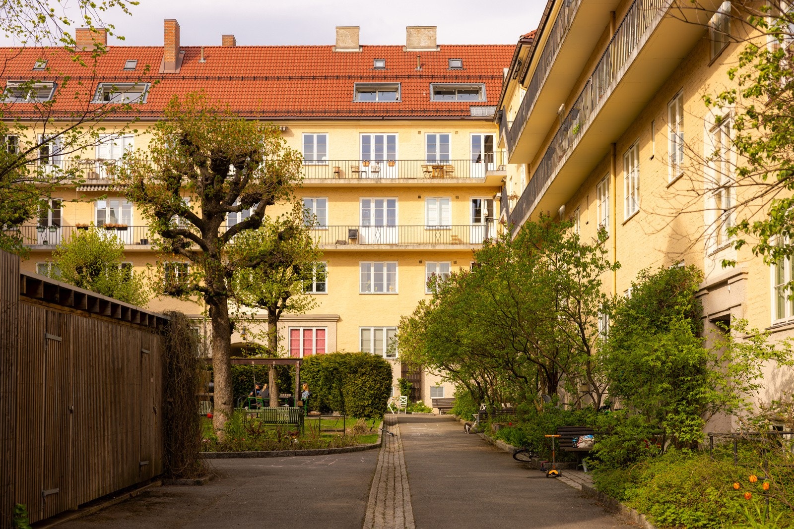 Selgers ord: "Omringet av de mange sjarmerende bygårdene, Torshovparken og Torshovdalen er det lett å finne roen, samtidig som man er tett på byen." Galleribilde