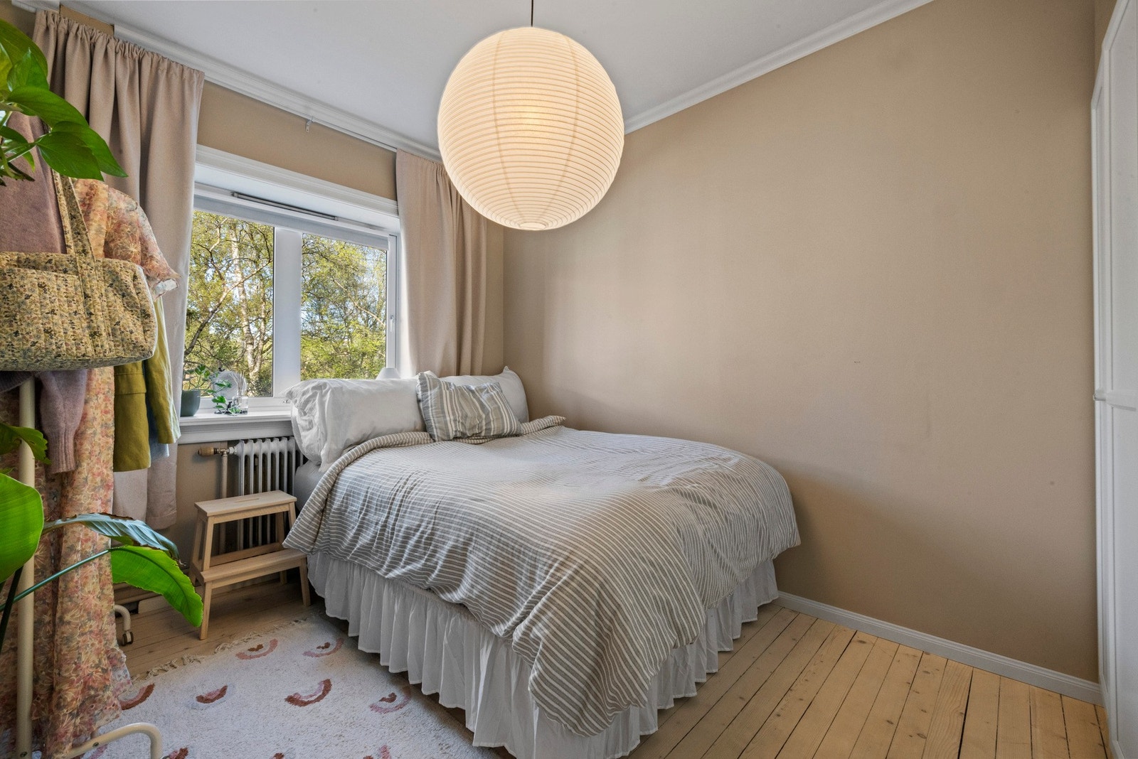 Romslig soverom med god plass til både dobbeltseng, garderobeskap og evt. kontorpult. Galleribilde