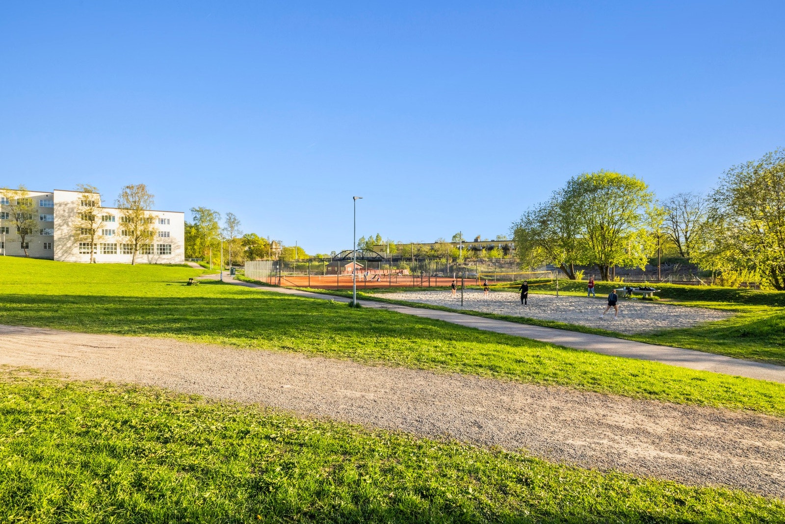 Sinsenparken er kun et par 100m unna leiligheten. Her har du både tennisbane og volleyballbane for aktiviteter på sommerdager. Galleribilde