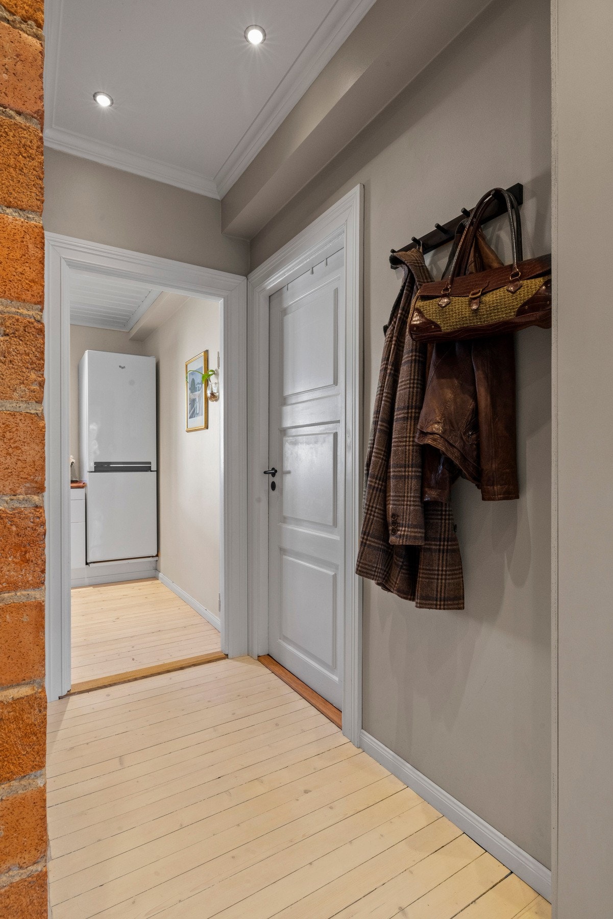 Praktiske løsninger som innebygd garderobeskap og knagger sørger for god oppbevaring av yttertøy og sko Galleribilde