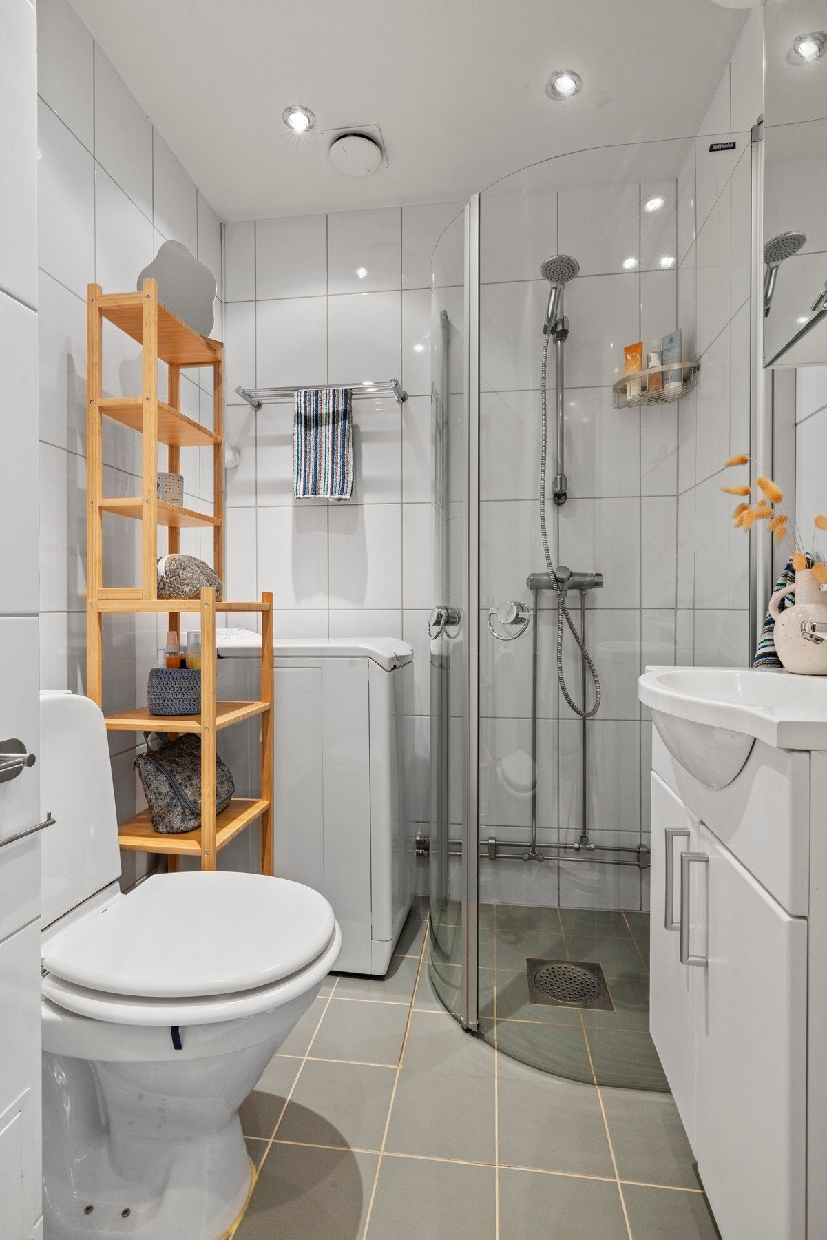 Moderne og lyst bad. Pusset opp i 2007 i regi av borettslaget. Praktisk bad med opplegg for vaskemaskin og dushjørne med innfellbare glassdører. Galleribilde