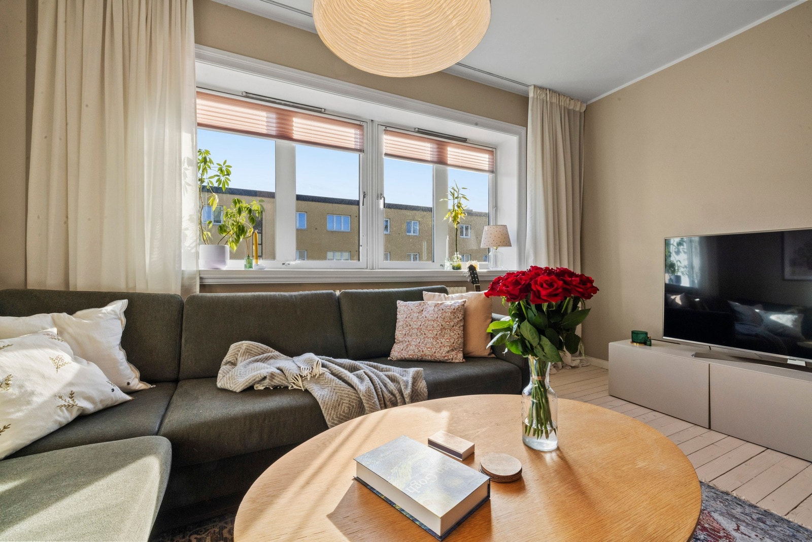 Flott leilighet med store vindusflater som slipper rikelig med lys inn og med brede vinduskarmer har du god plass til dekor og planter. Galleribilde